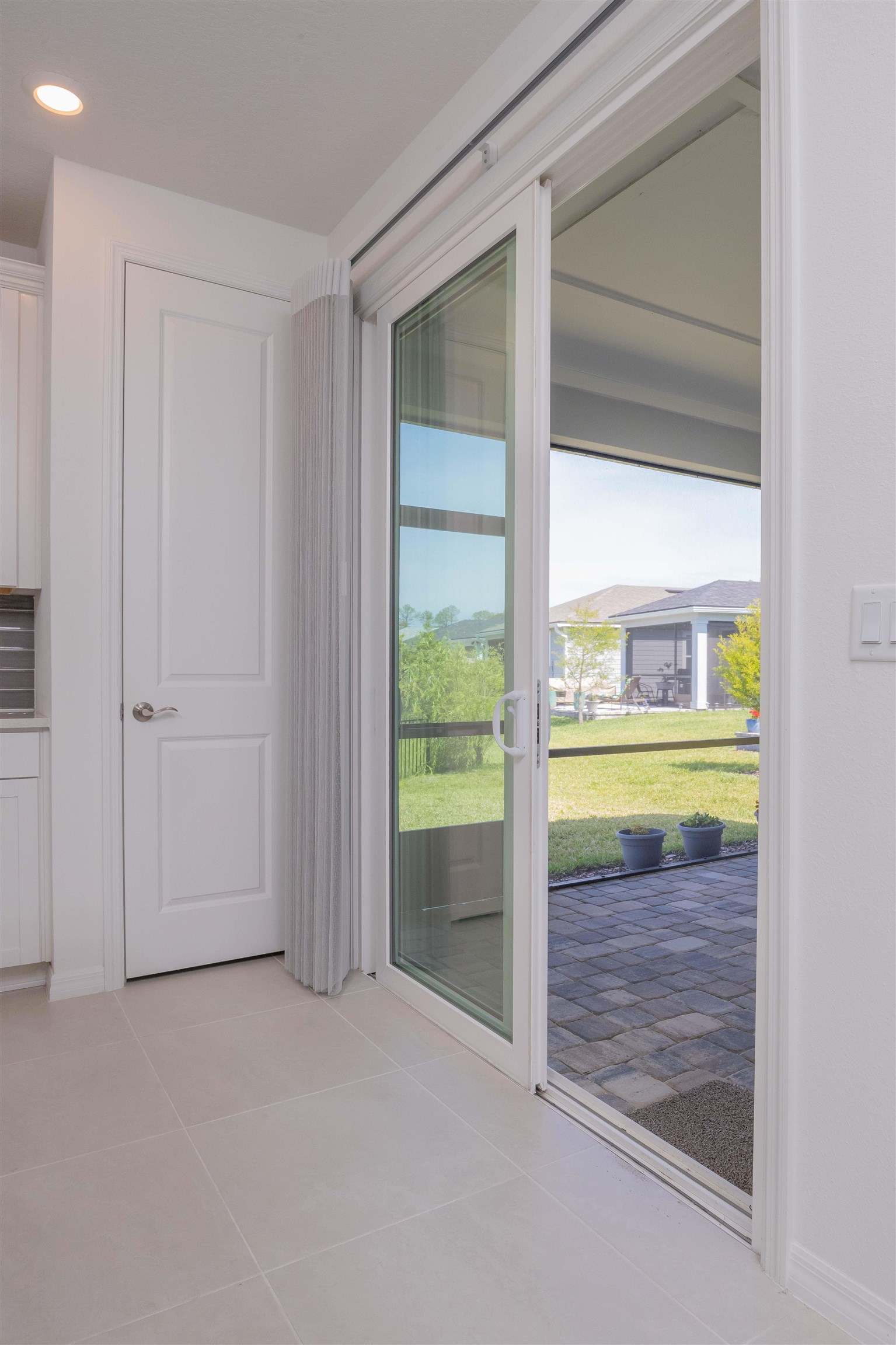 Image 21 of 51 For 166 Fairlake Cir