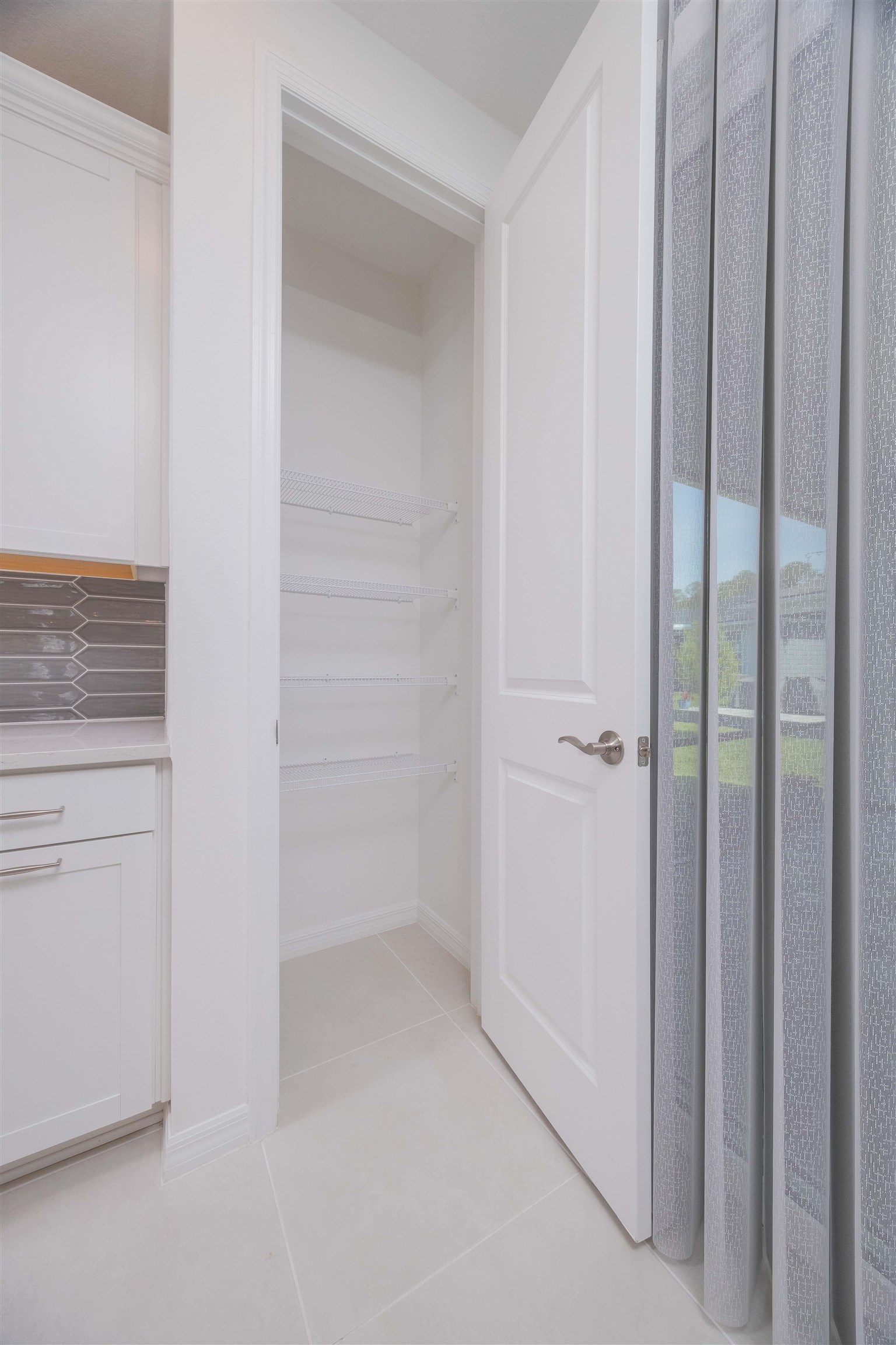 Image 22 of 51 For 166 Fairlake Cir