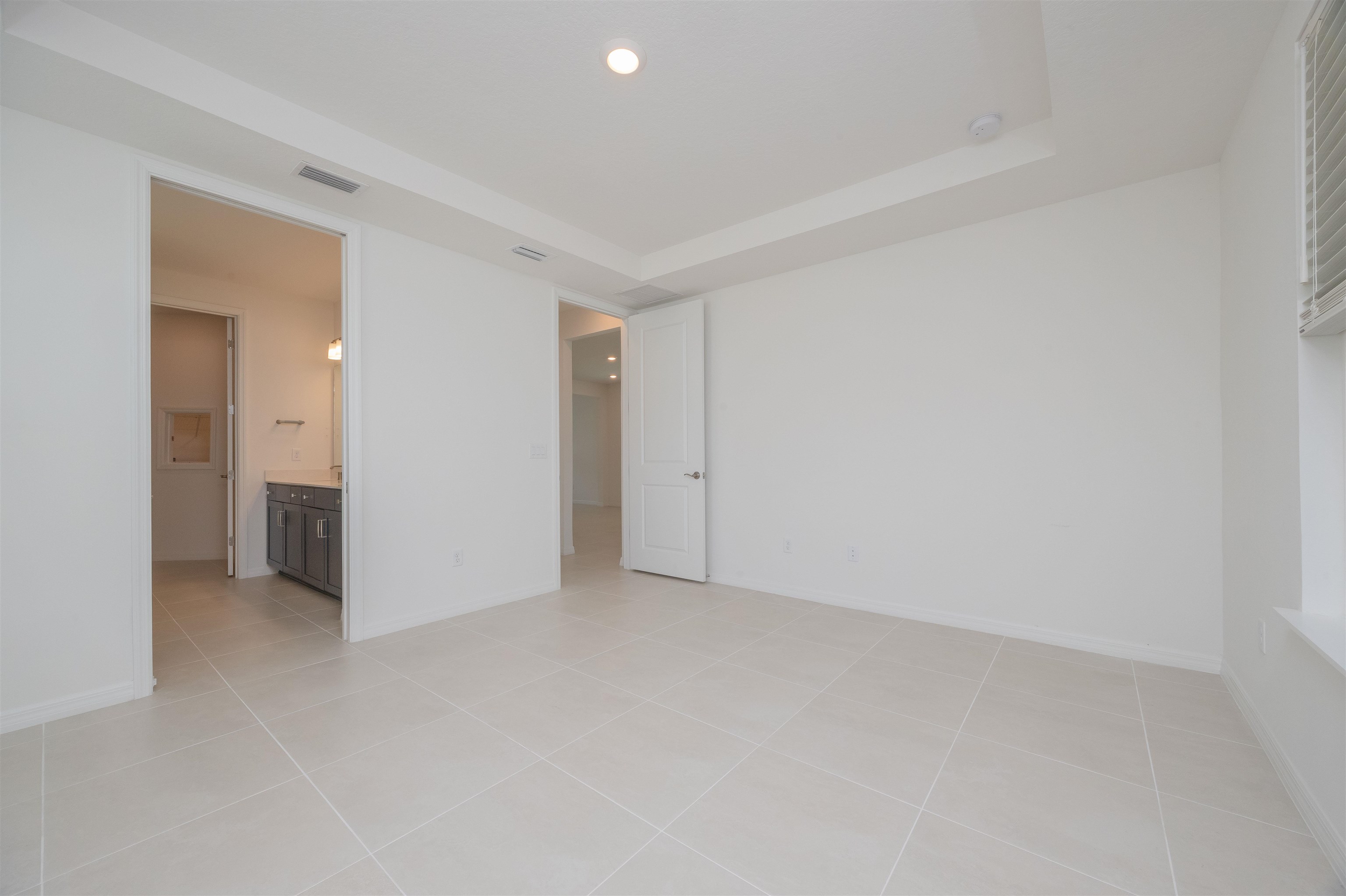 Image 33 of 51 For 166 Fairlake Cir