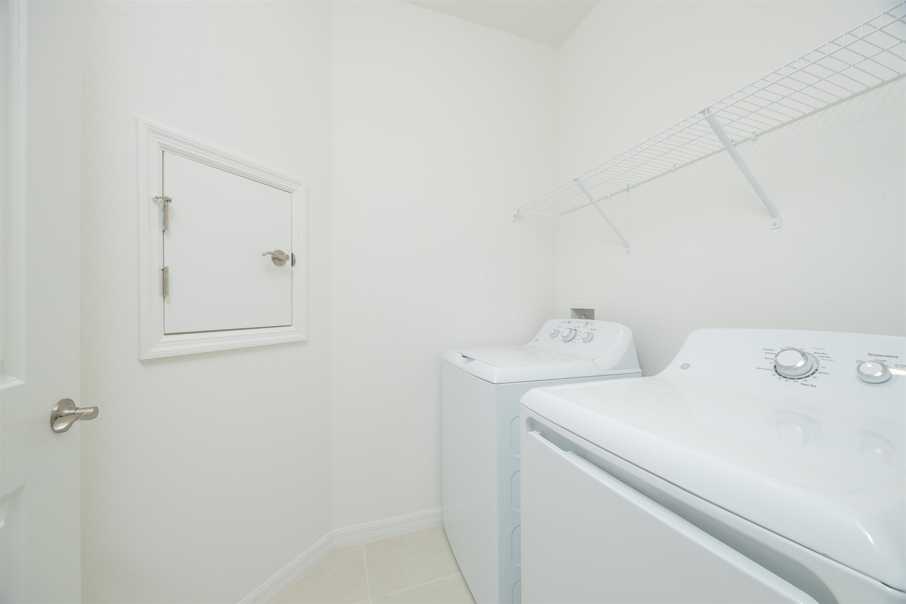 Image 37 of 51 For 166 Fairlake Cir