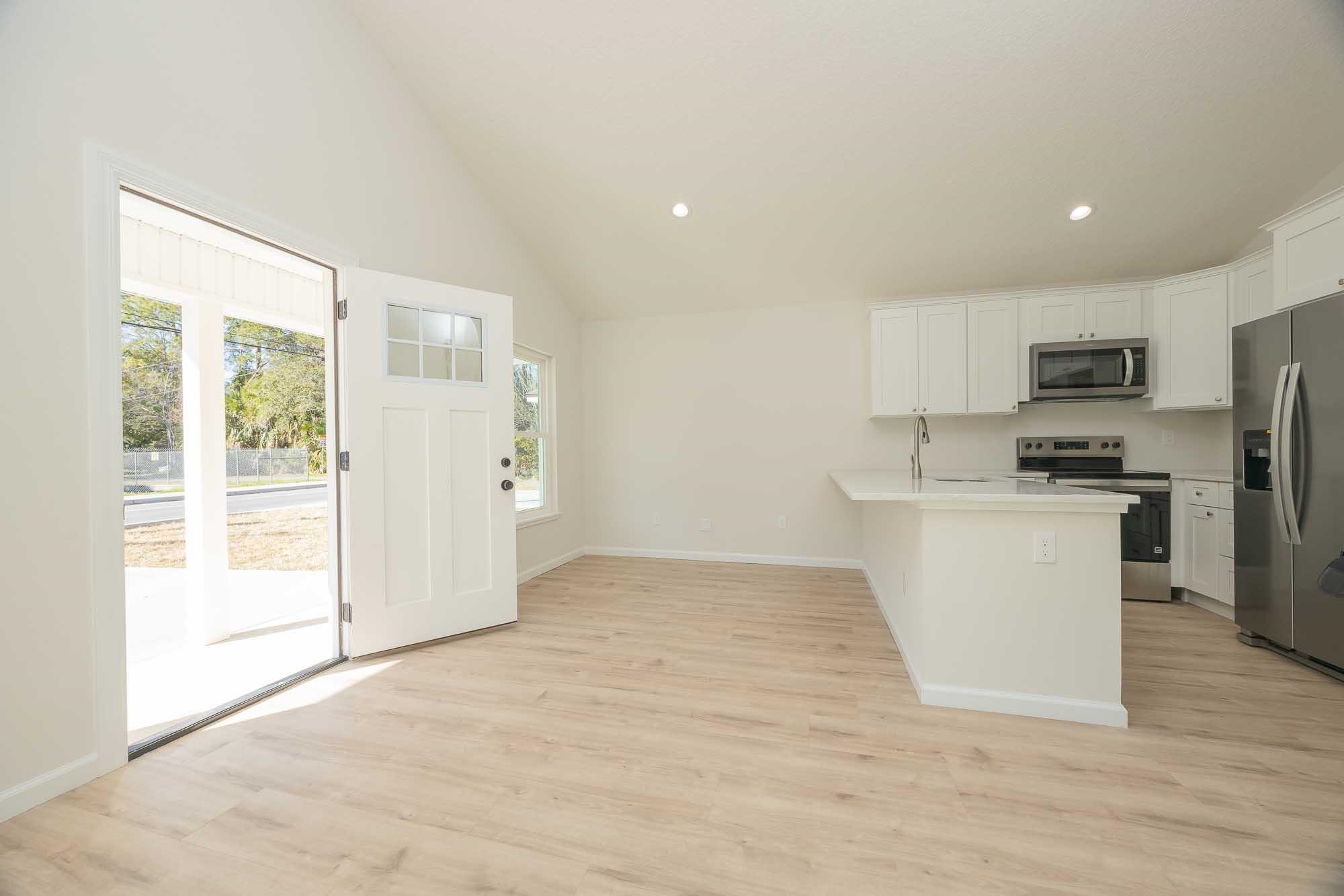 Image 10 of 51 For 660 St Johns St S