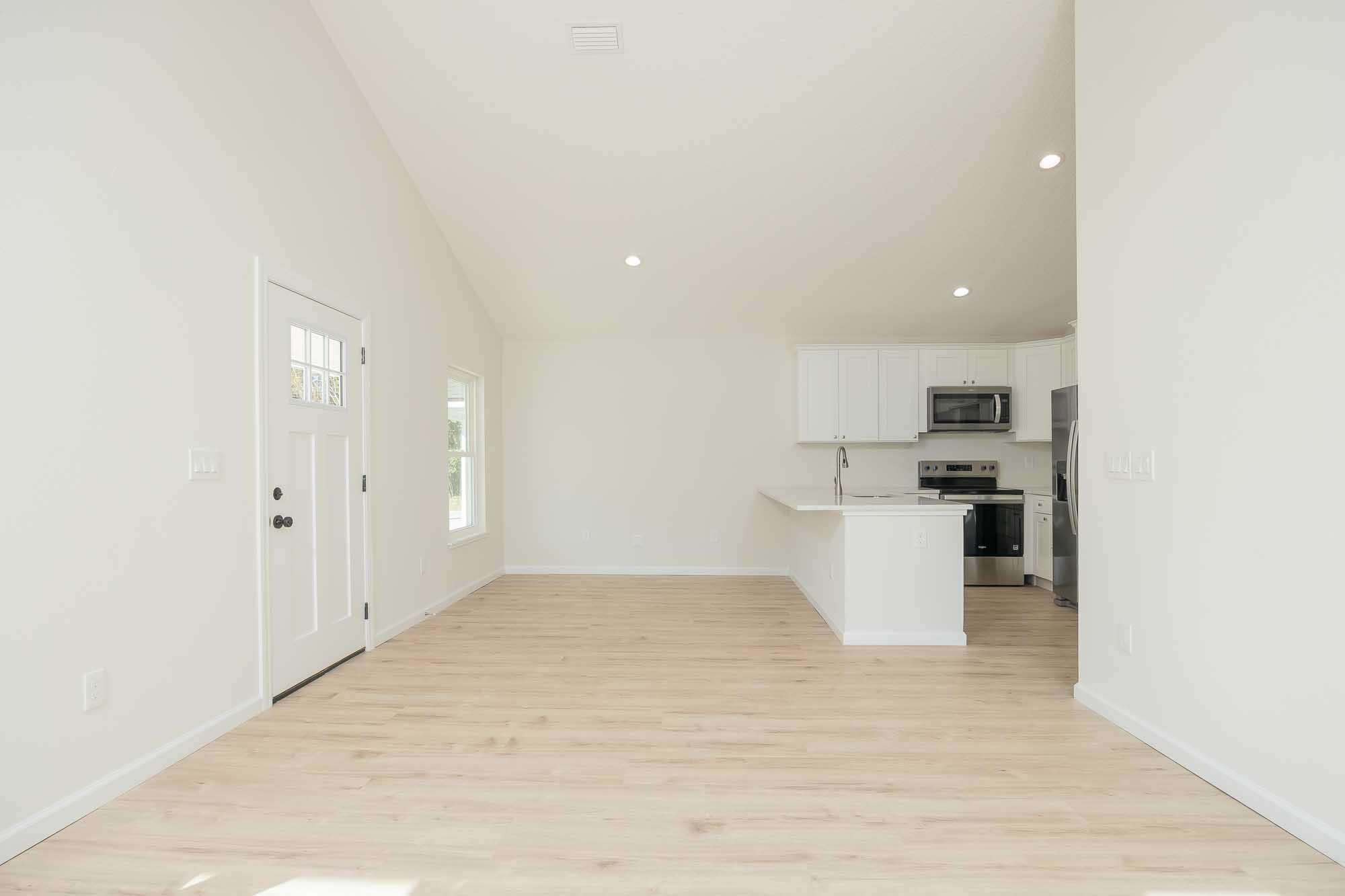 Image 13 of 51 For 660 St Johns St S