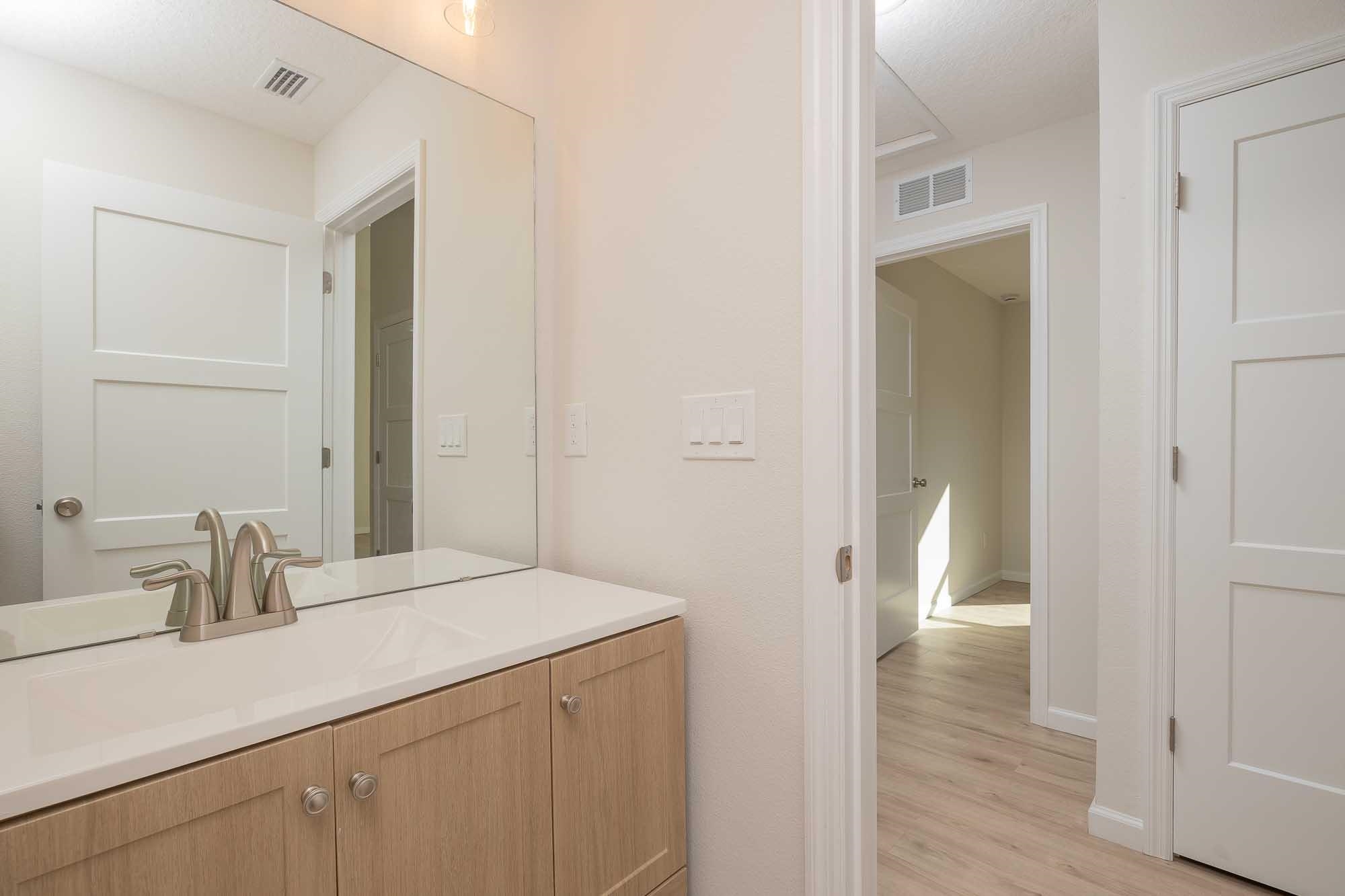 Image 22 of 51 For 660 St Johns St S