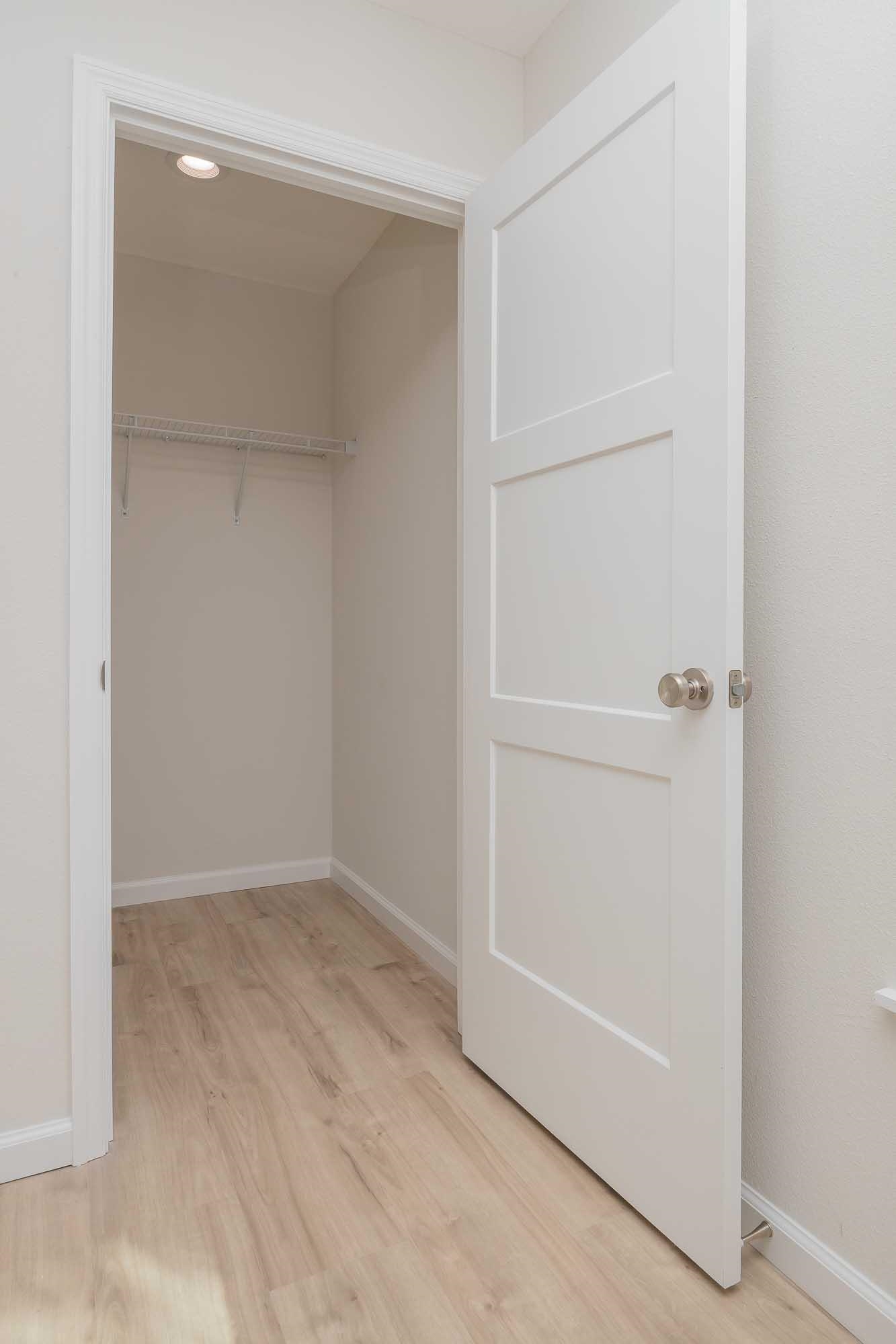 Image 35 of 51 For 660 St Johns St S