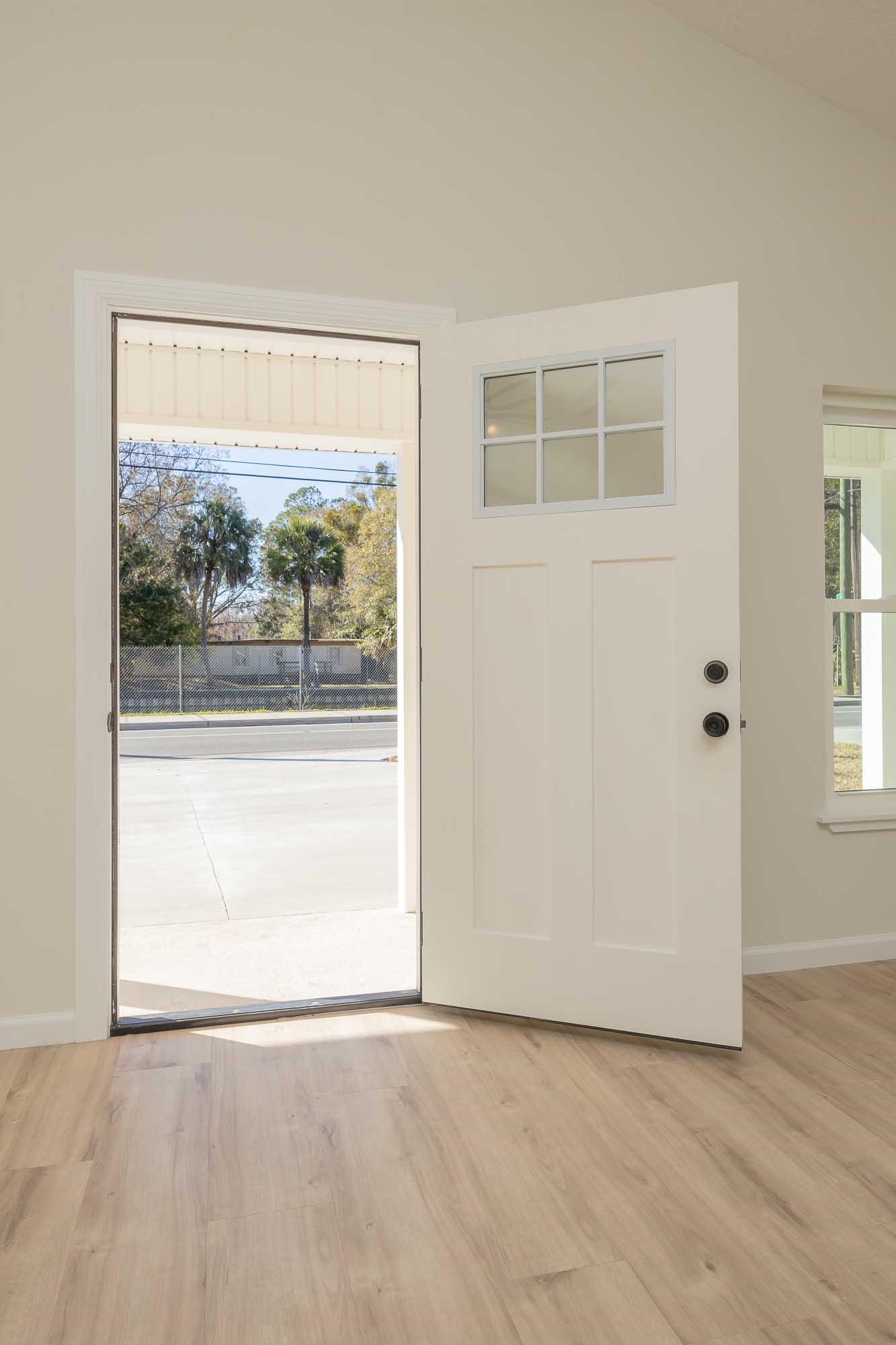 Image 6 of 51 For 660 St Johns St S