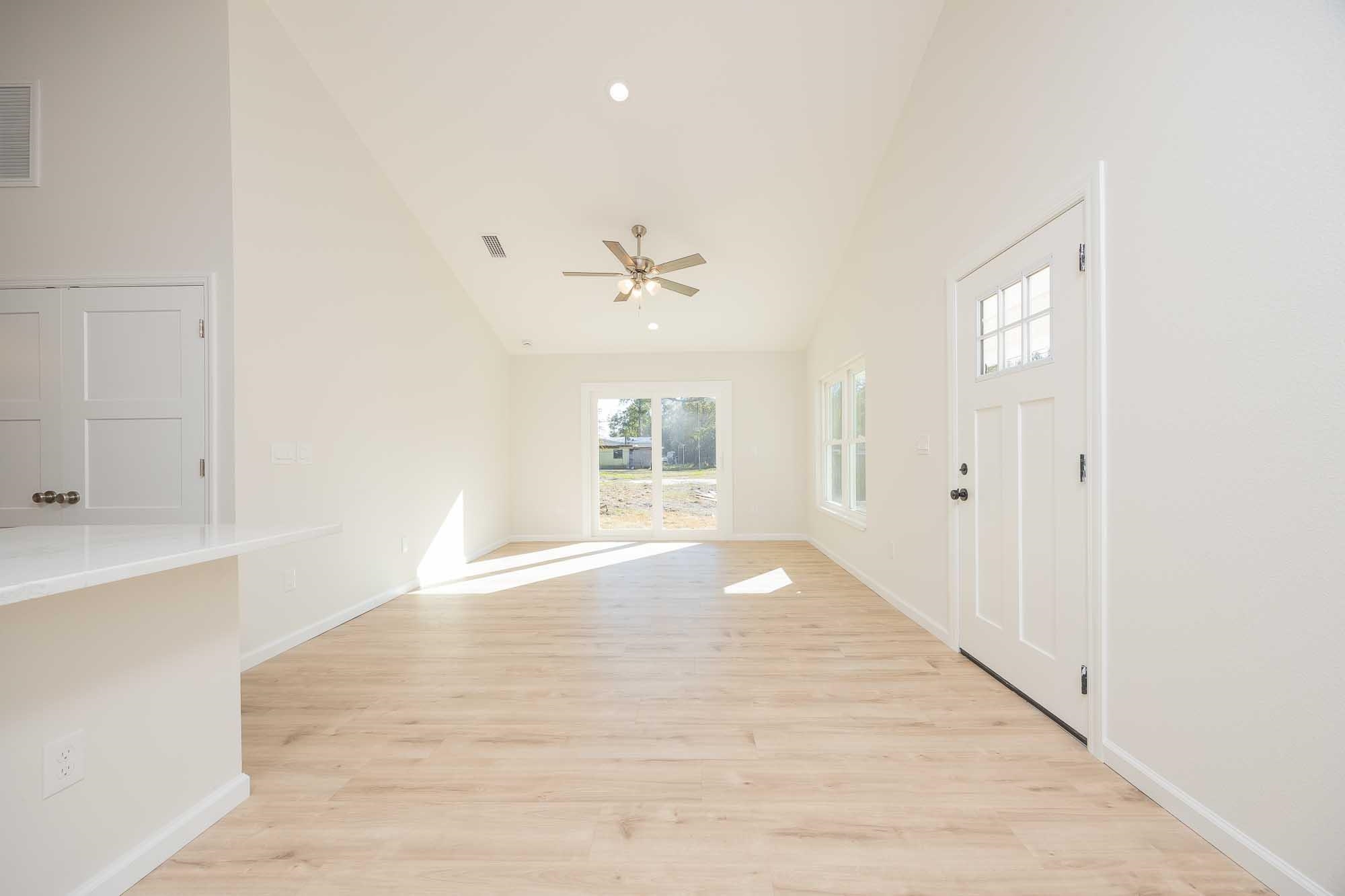 Image 7 of 51 For 660 St Johns St S