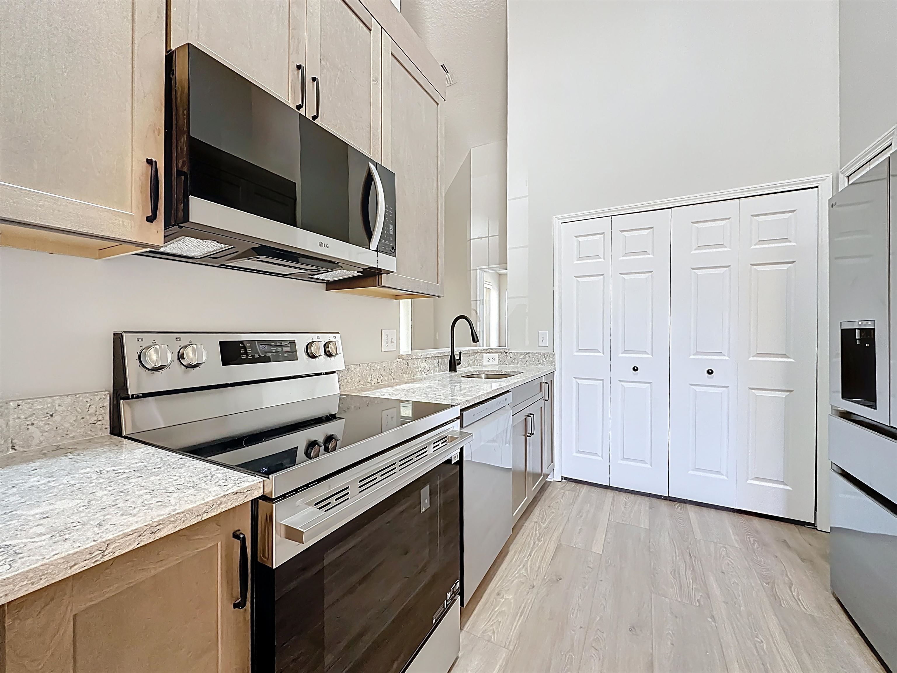 Image 14 of 40 For 607 Augusta Cir  607