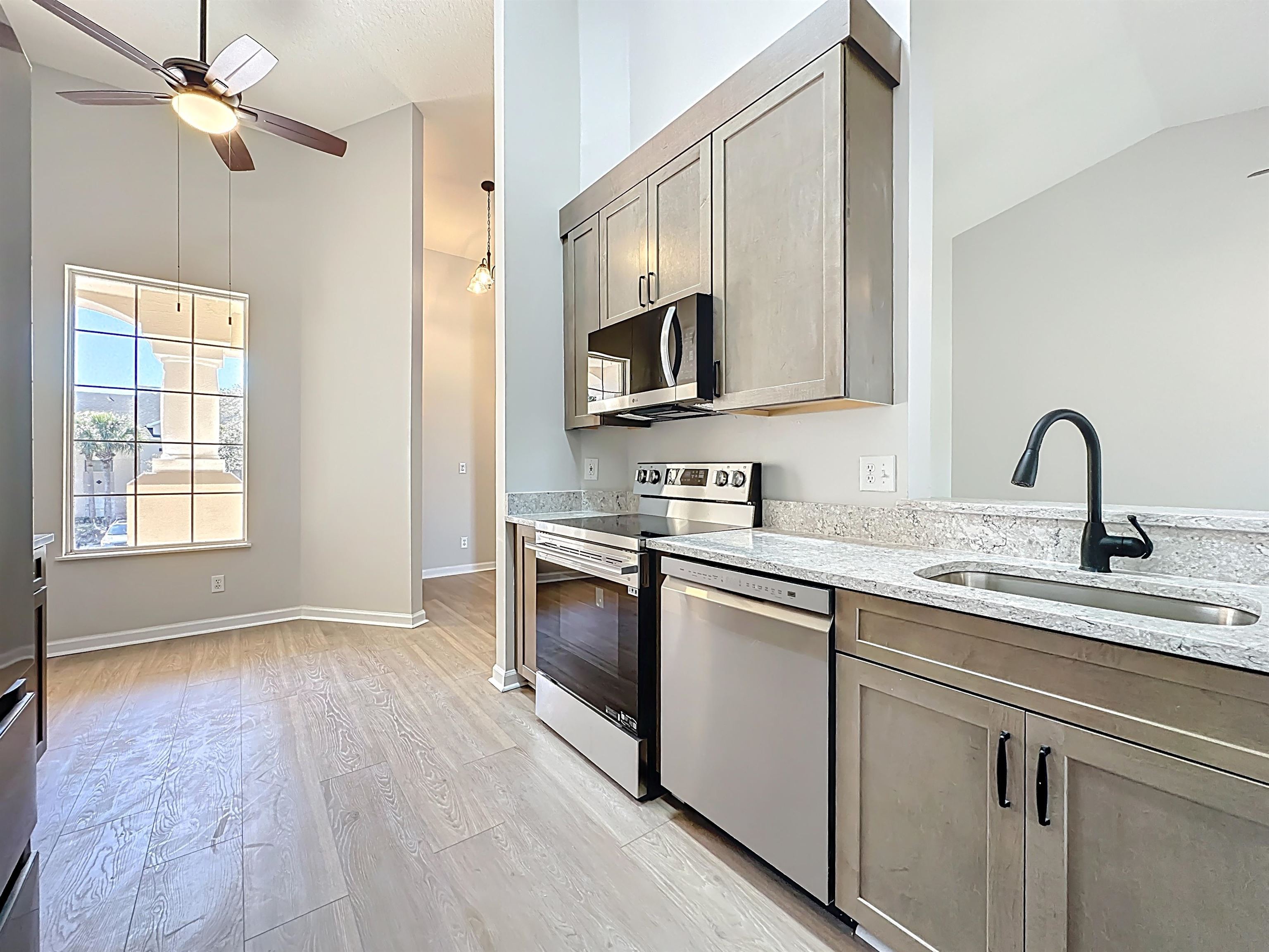 Image 15 of 40 For 607 Augusta Cir  607