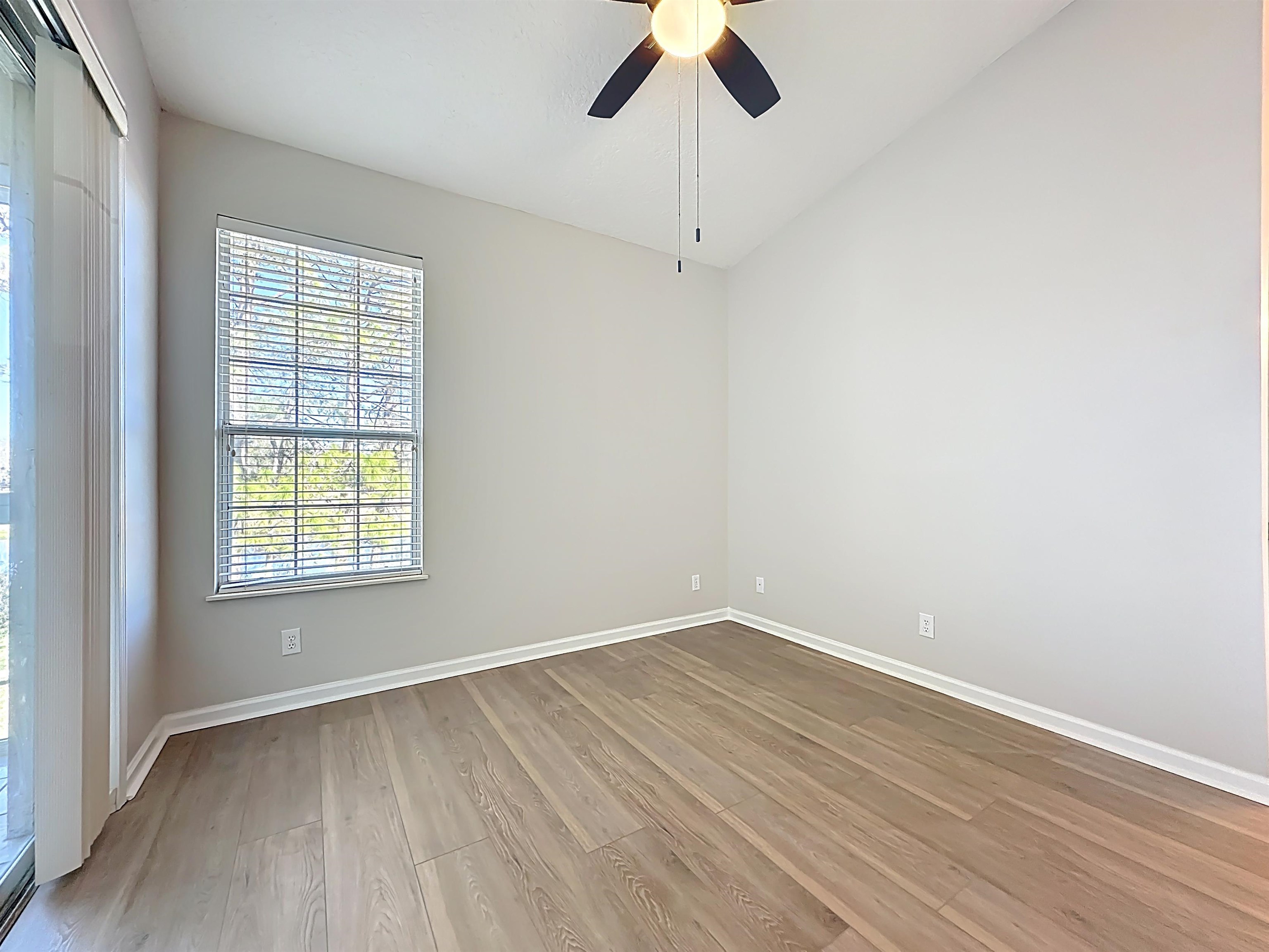 Image 27 of 40 For 607 Augusta Cir  607