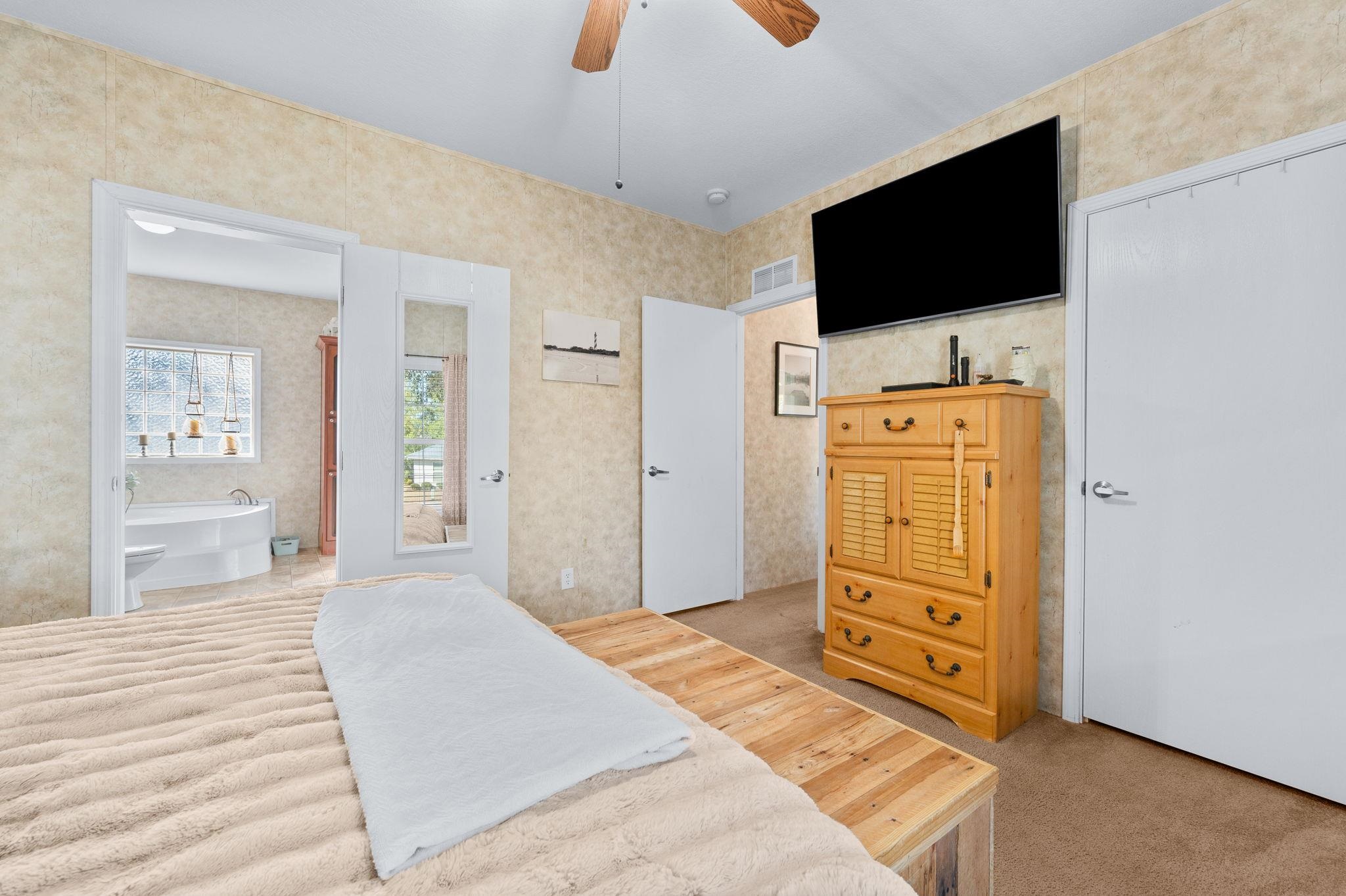 Image 19 of 29 For 6005 7th Manor E