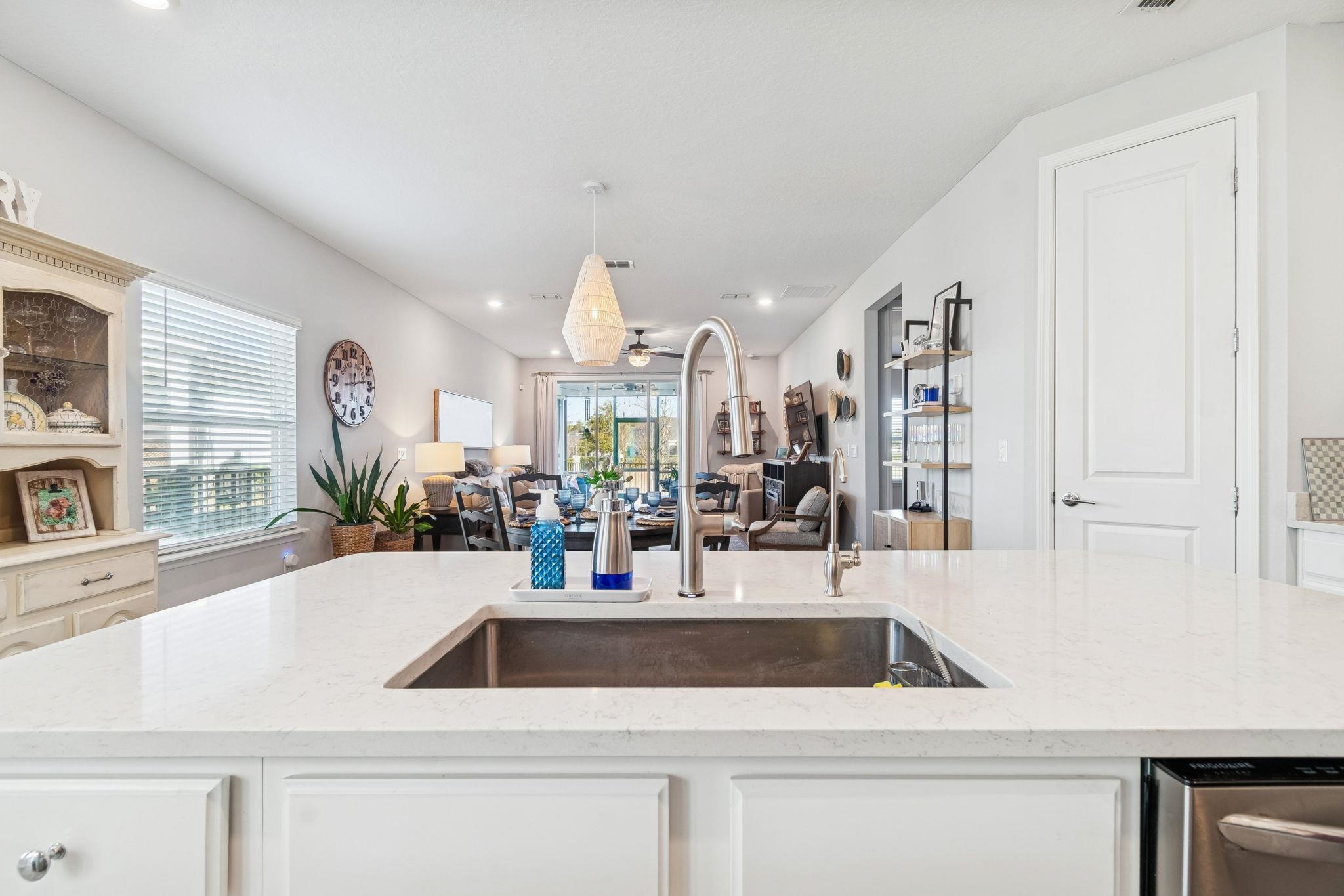 Image 13 of 100 For 262 Killarney Ave