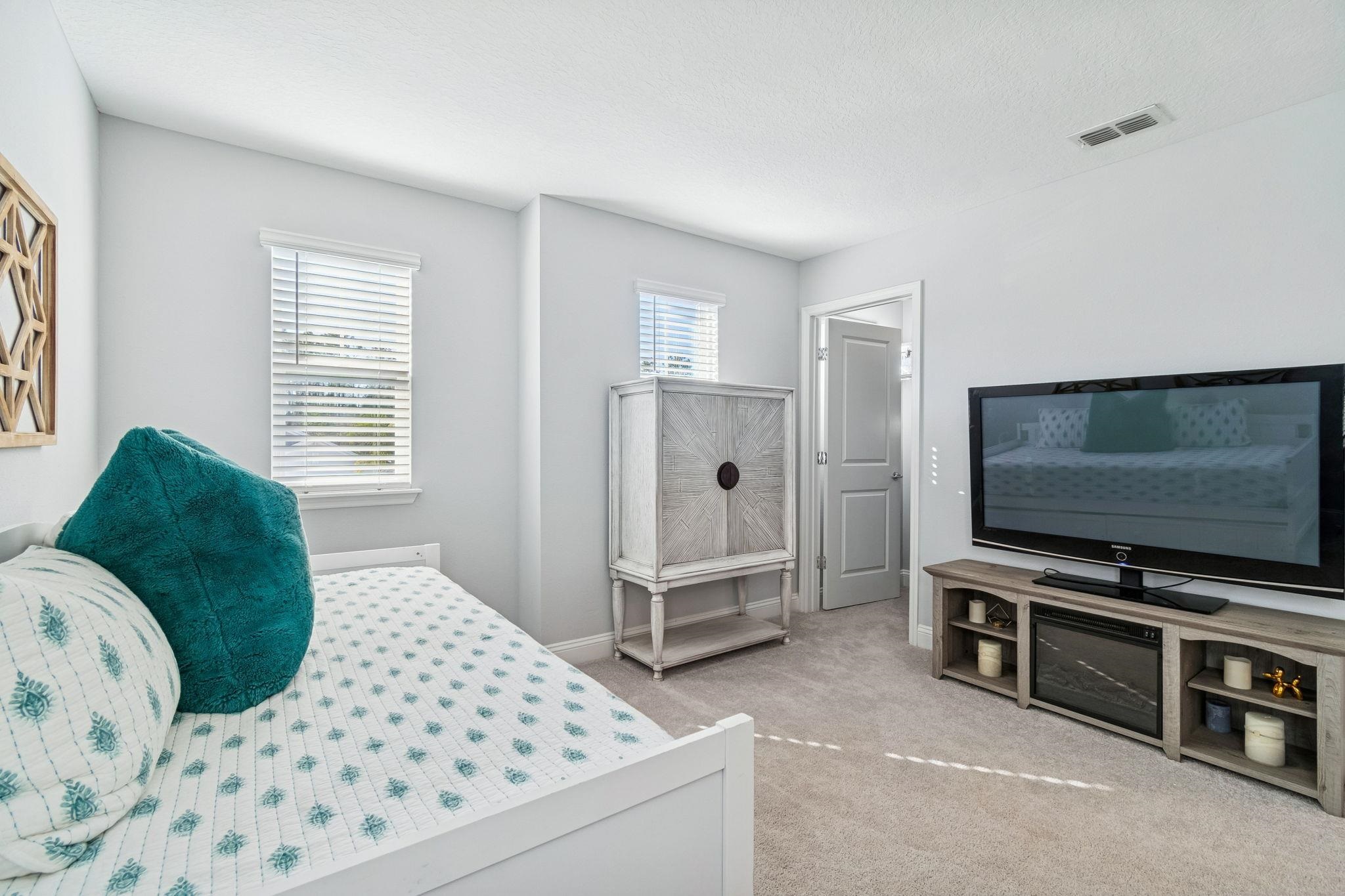 Image 59 of 100 For 262 Killarney Ave