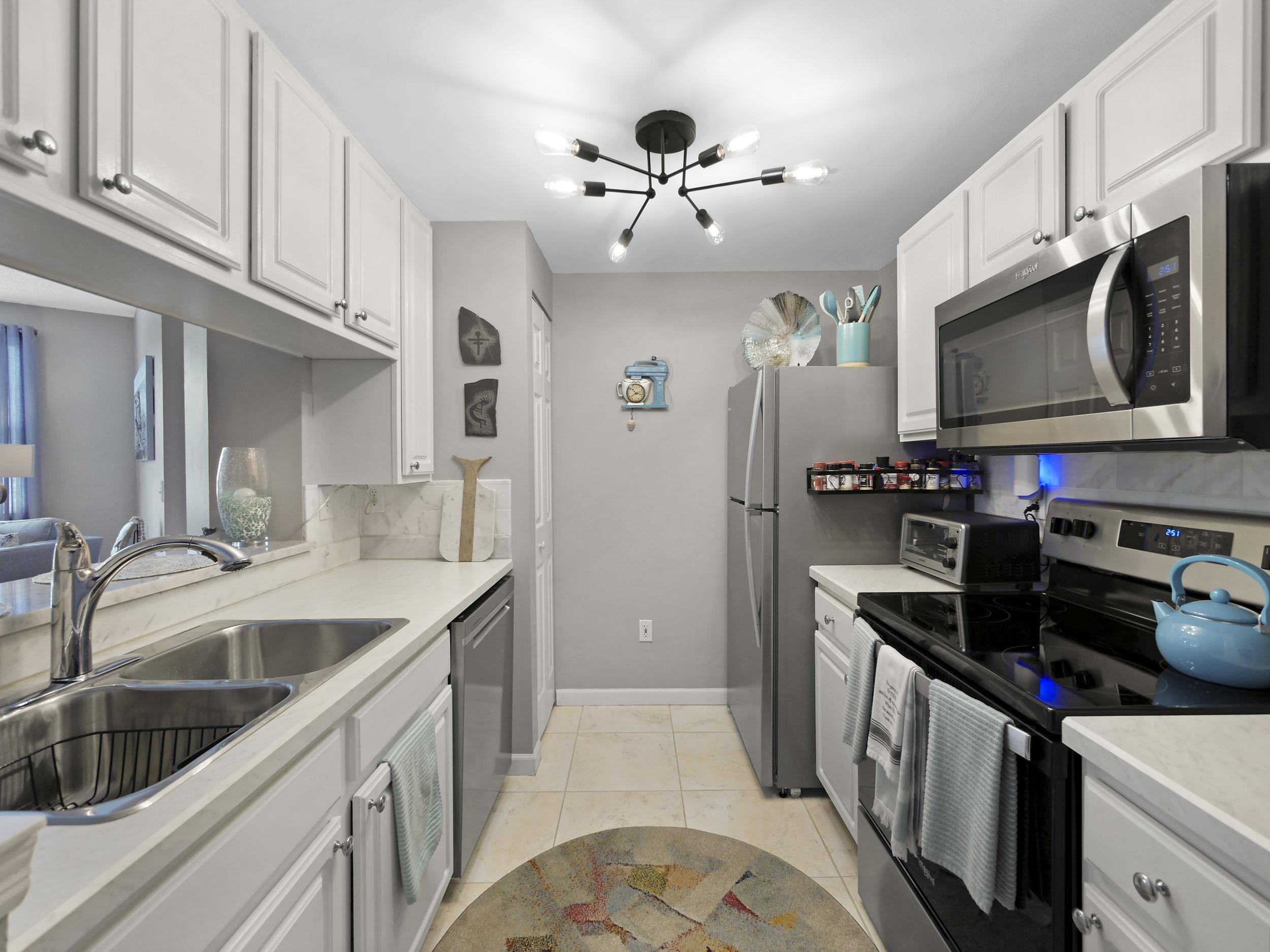 Image 3 of 29 For 2005 Mariposa Vista Ln  3-305