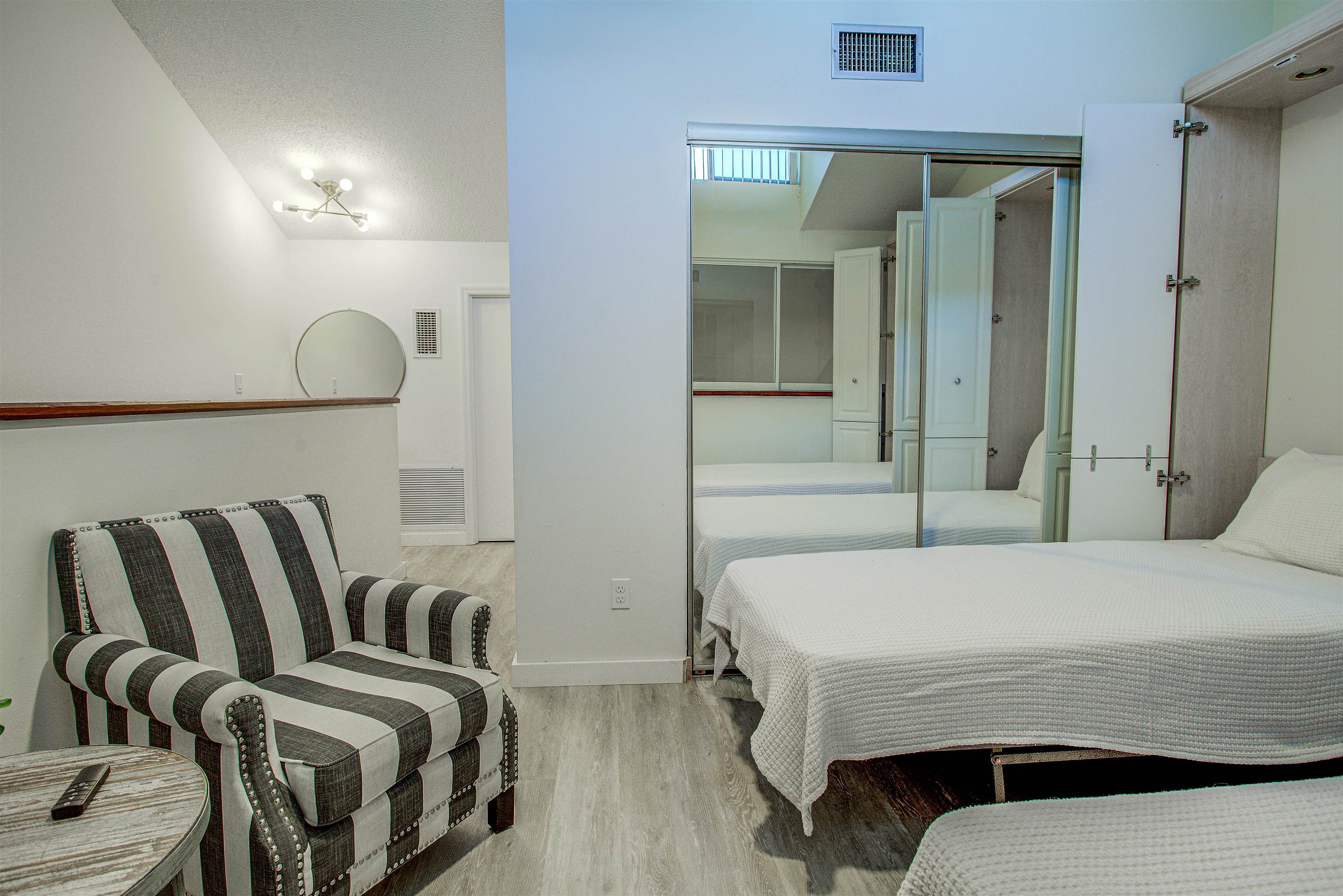 Image 22 of 41 For 25 Village Del Lago Cir