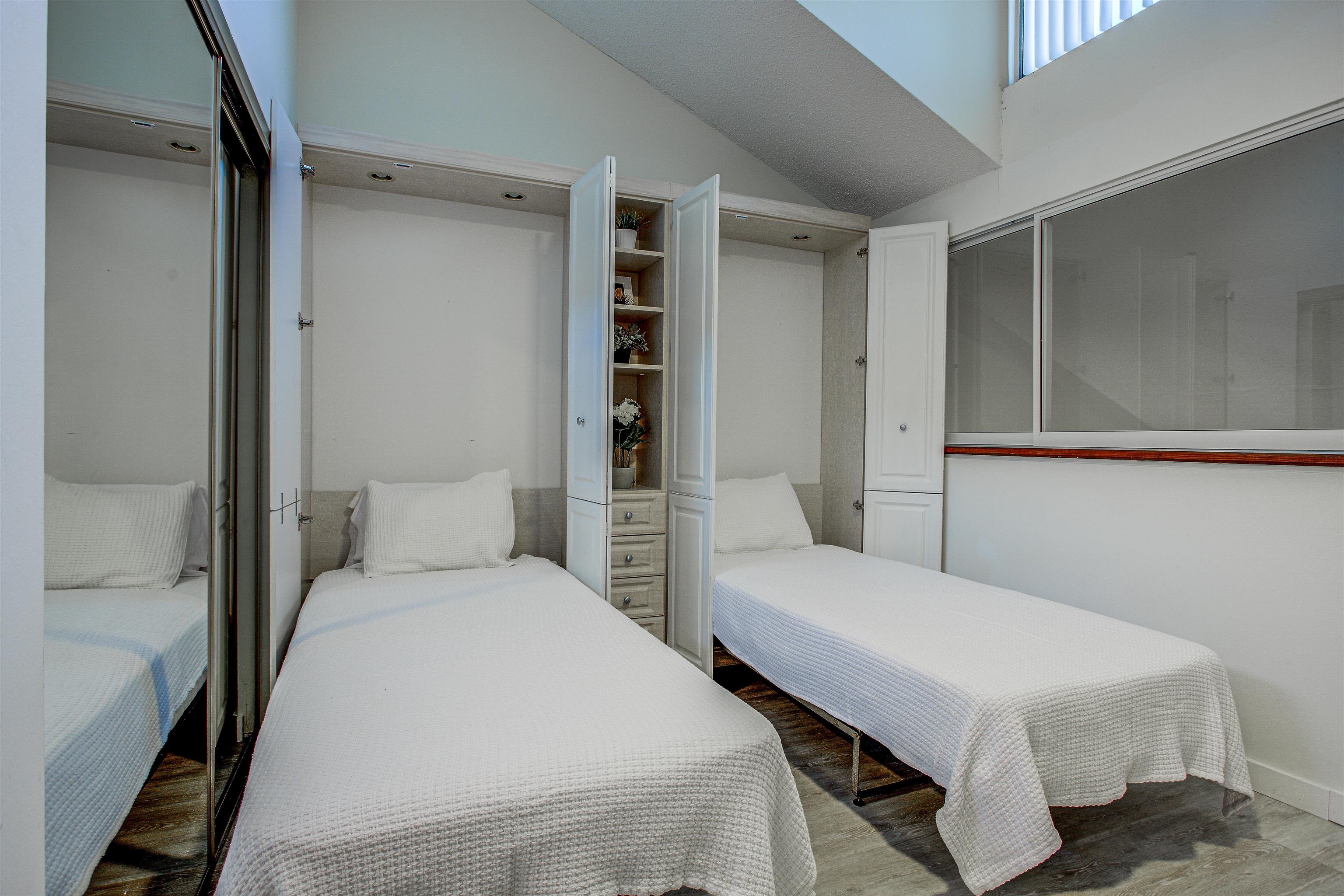 Image 23 of 41 For 25 Village Del Lago Cir