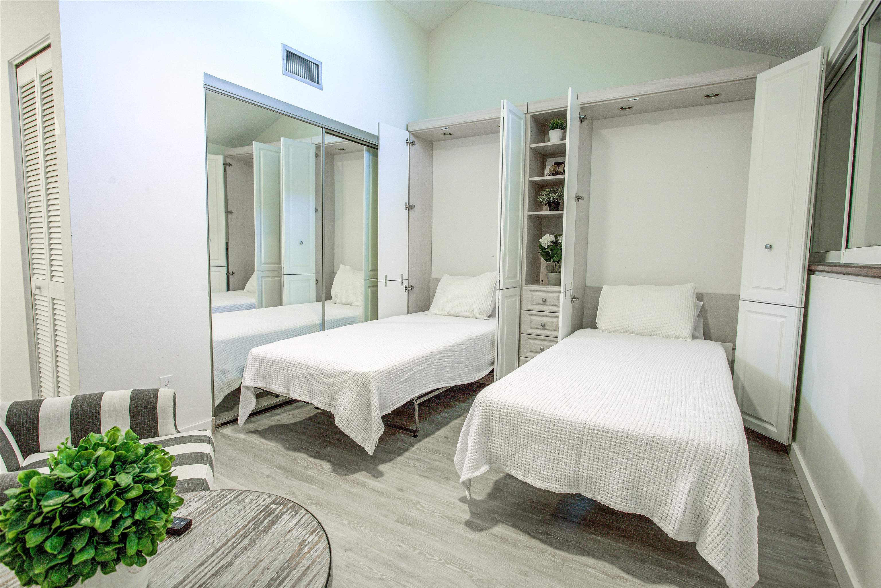 Image 24 of 41 For 25 Village Del Lago Cir