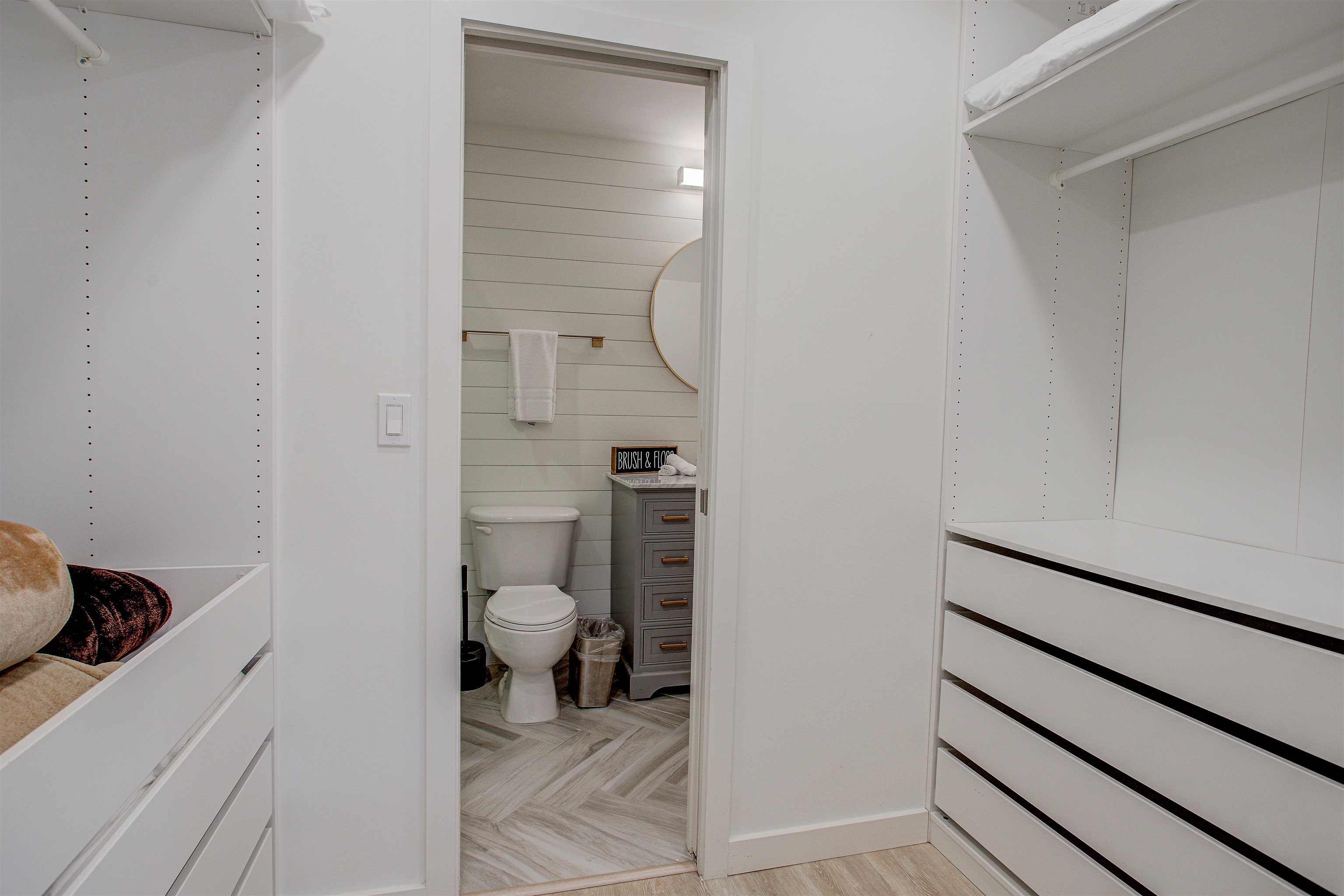 Image 34 of 41 For 25 Village Del Lago Cir