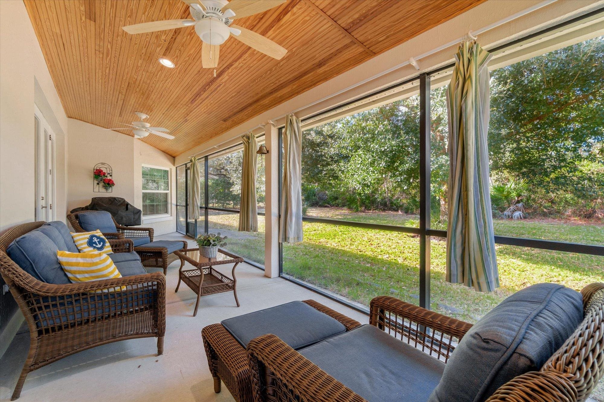 Image 12 of 46 For 937 Mirror Lake Dr