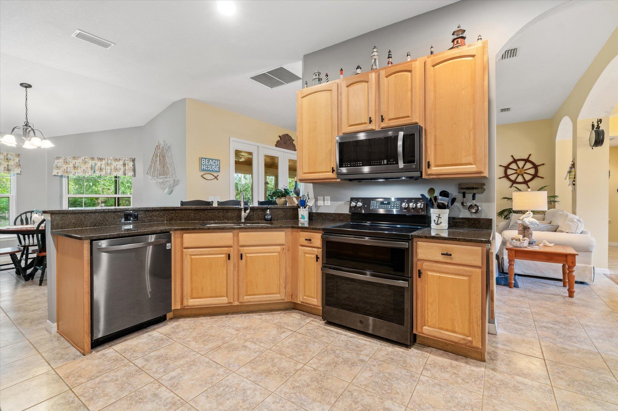 Image 5 of 46 For 937 Mirror Lake Dr