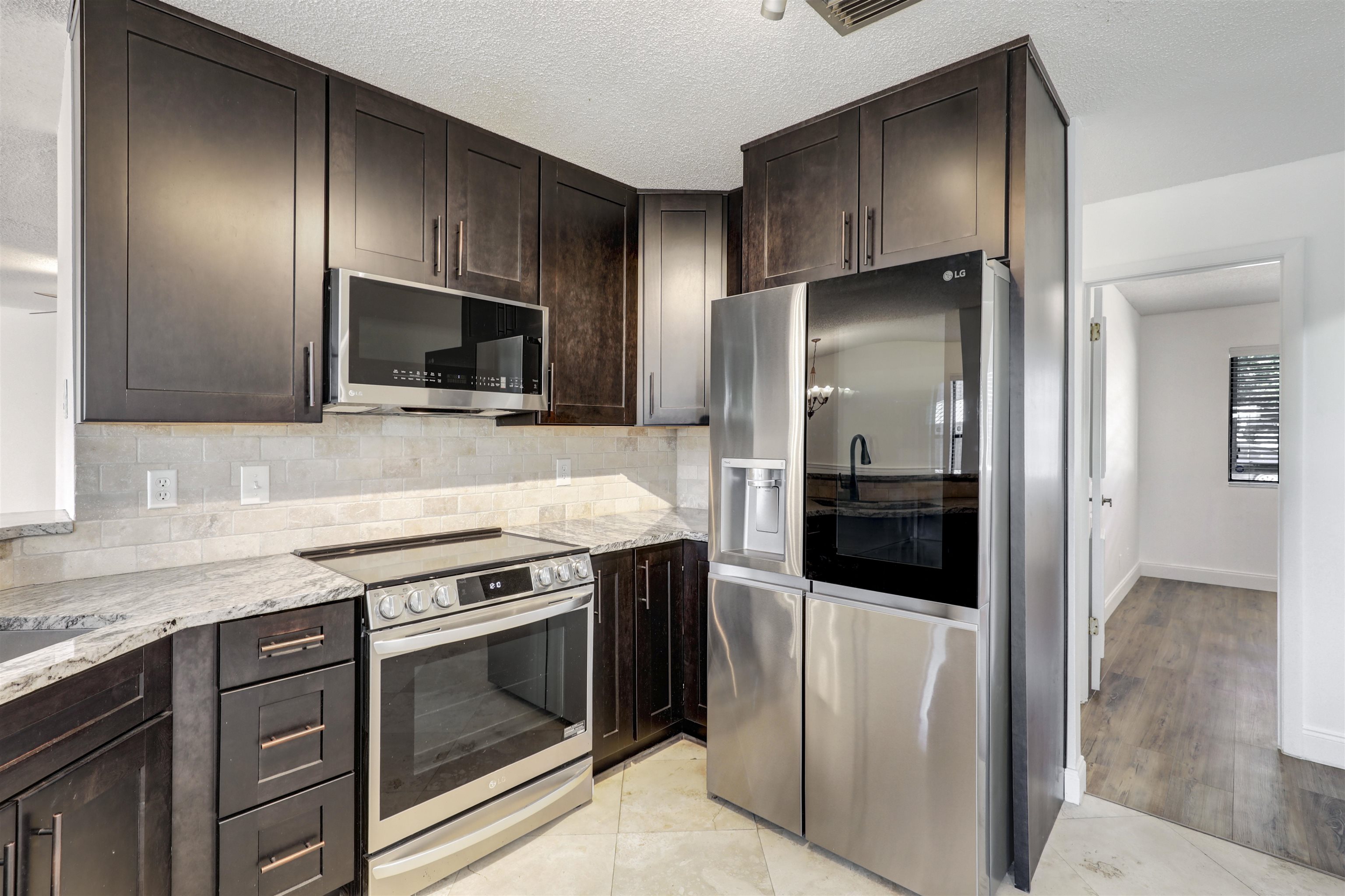 Image 4 of 45 For 111 Lobelia Rd