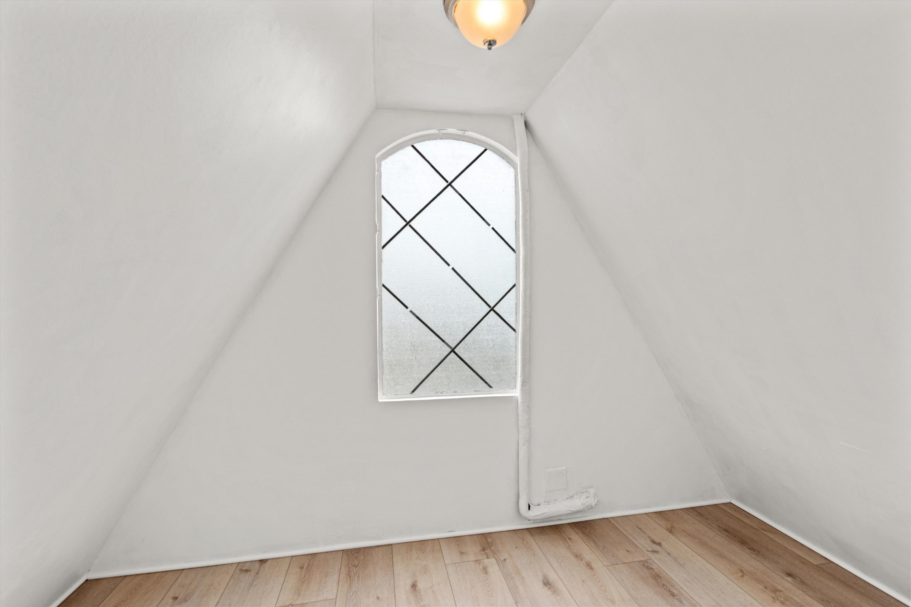 Image 13 of 35 For 600 Domenico Cir  G9