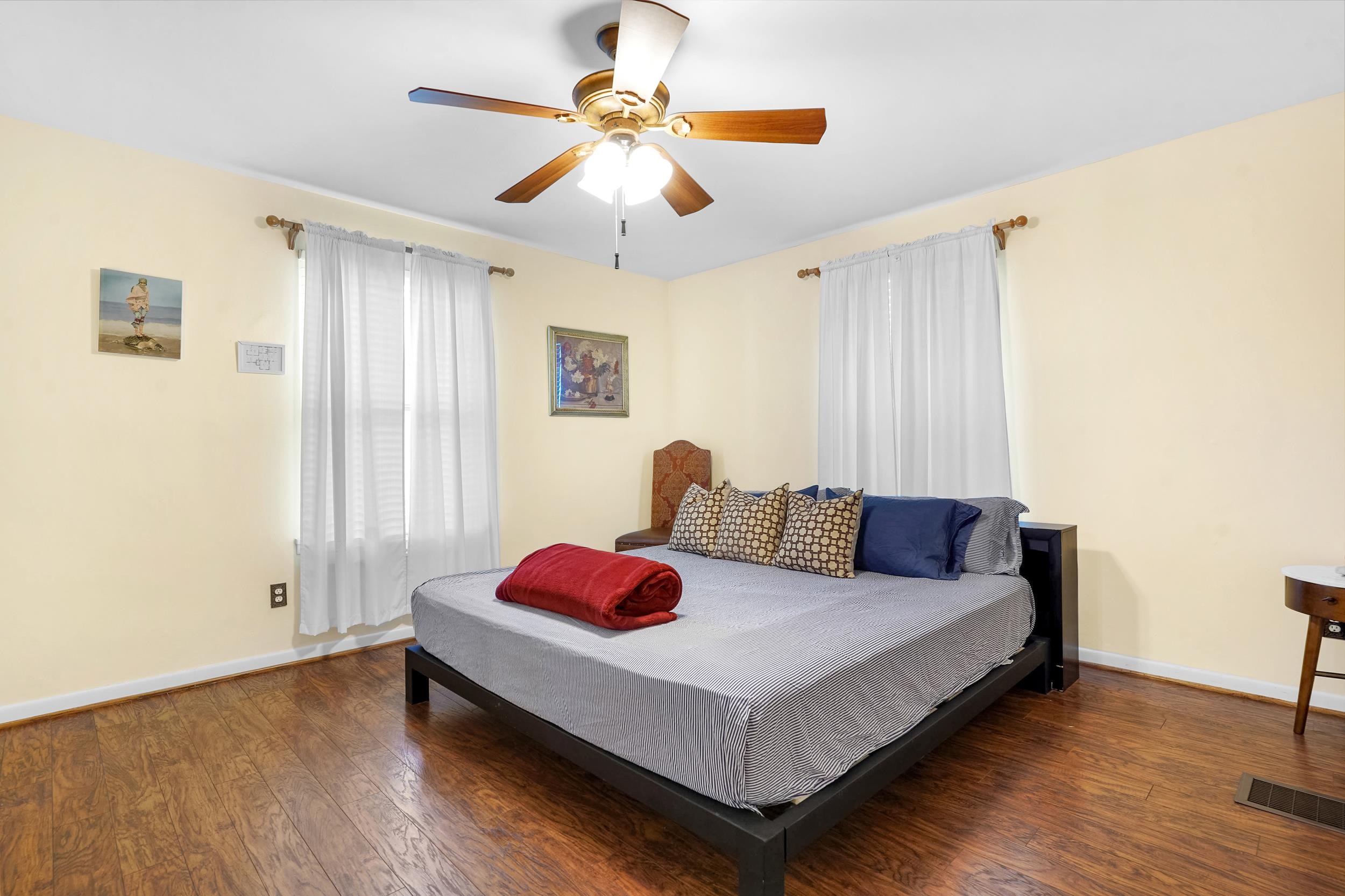 Image 18 of 67 For 31 Sanford Street