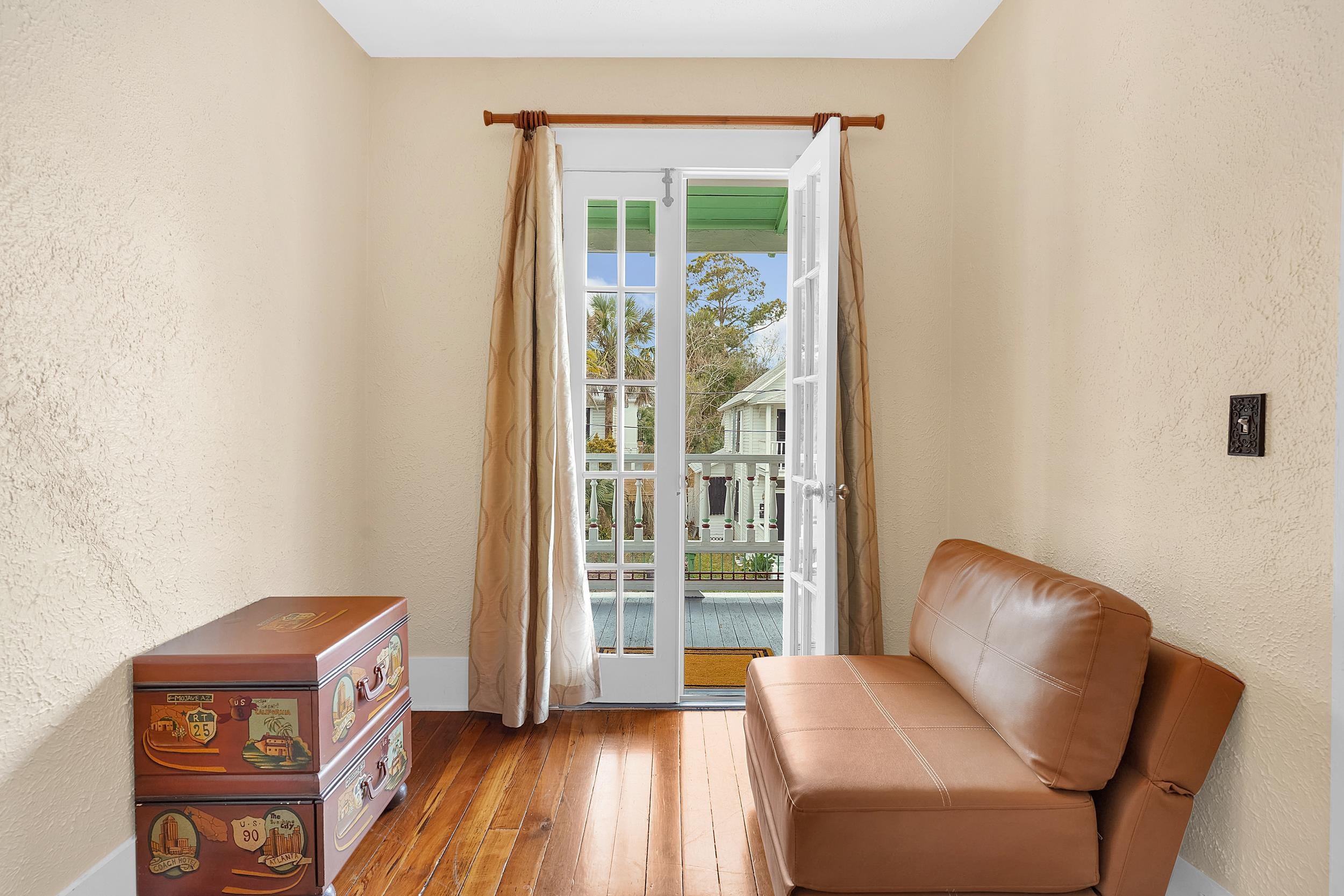 Image 32 of 67 For 31 Sanford Street