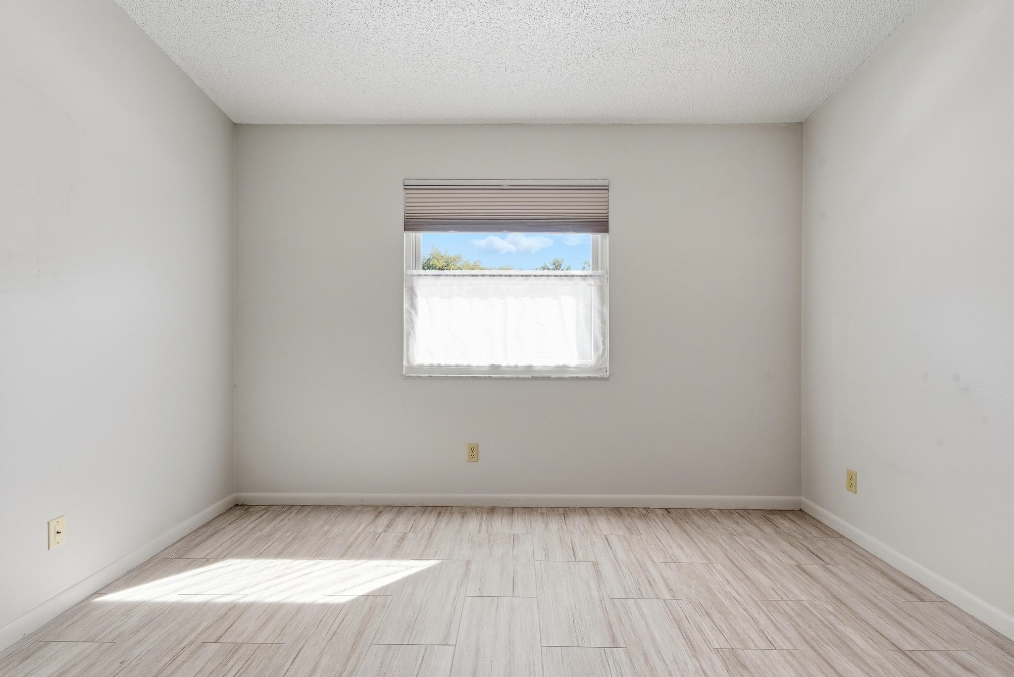 Image 29 of 40 For 32 Navarra Ct