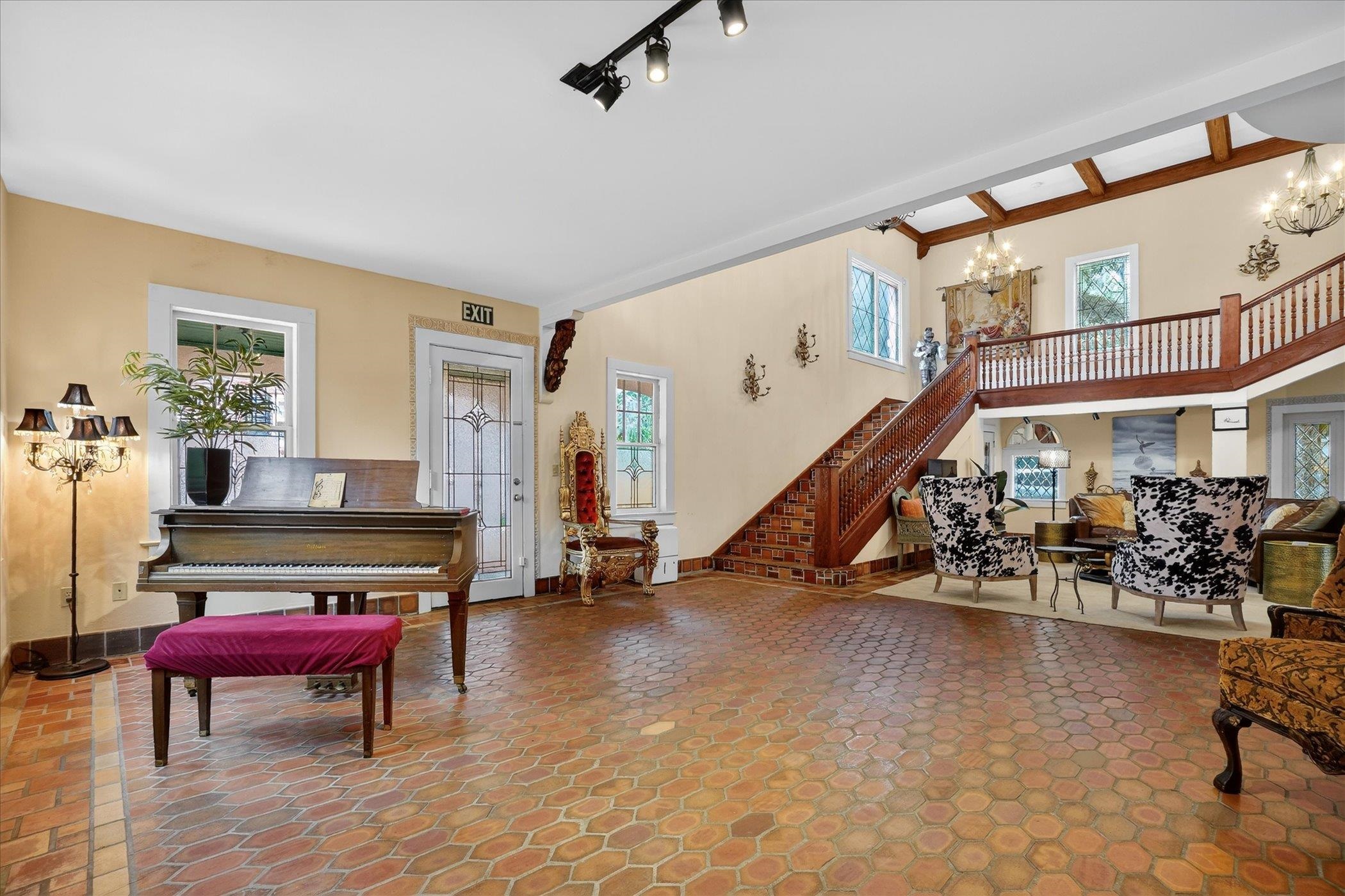 Image 14 of 86 For 16 May St  