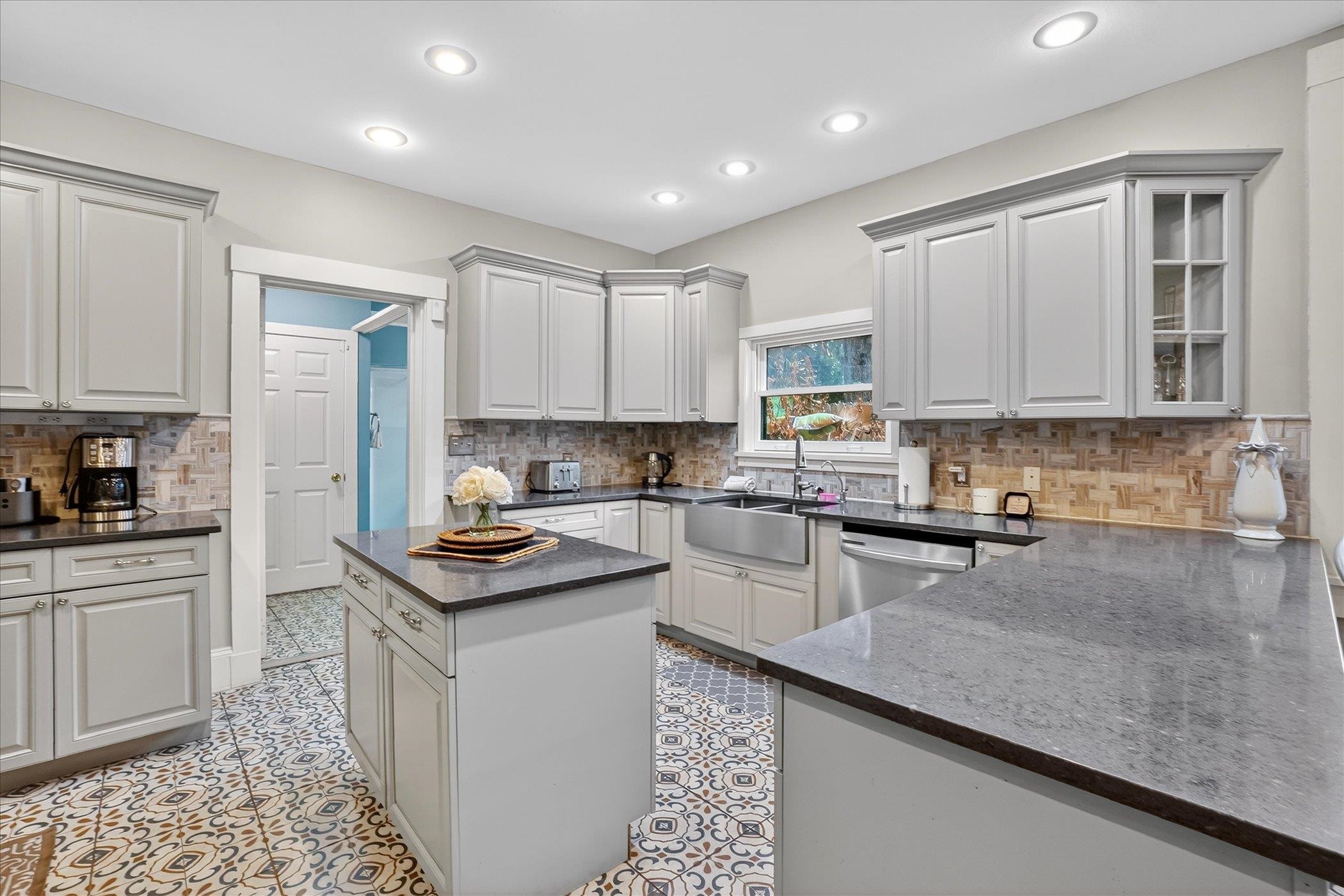 Image 31 of 86 For 16 May St  