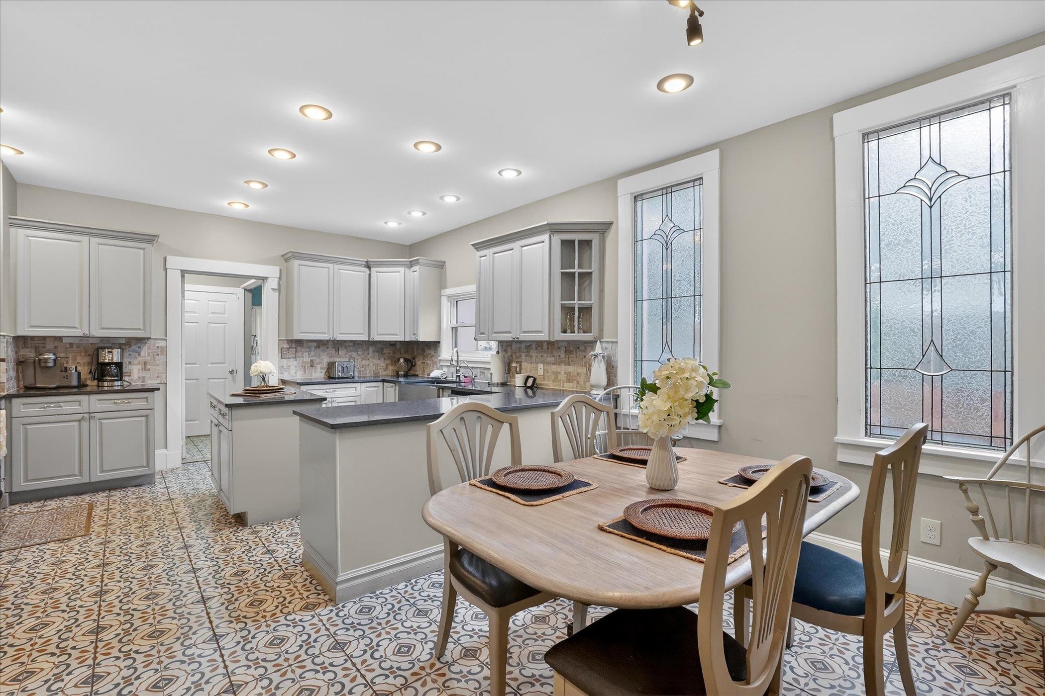 Image 32 of 86 For 16 May St  