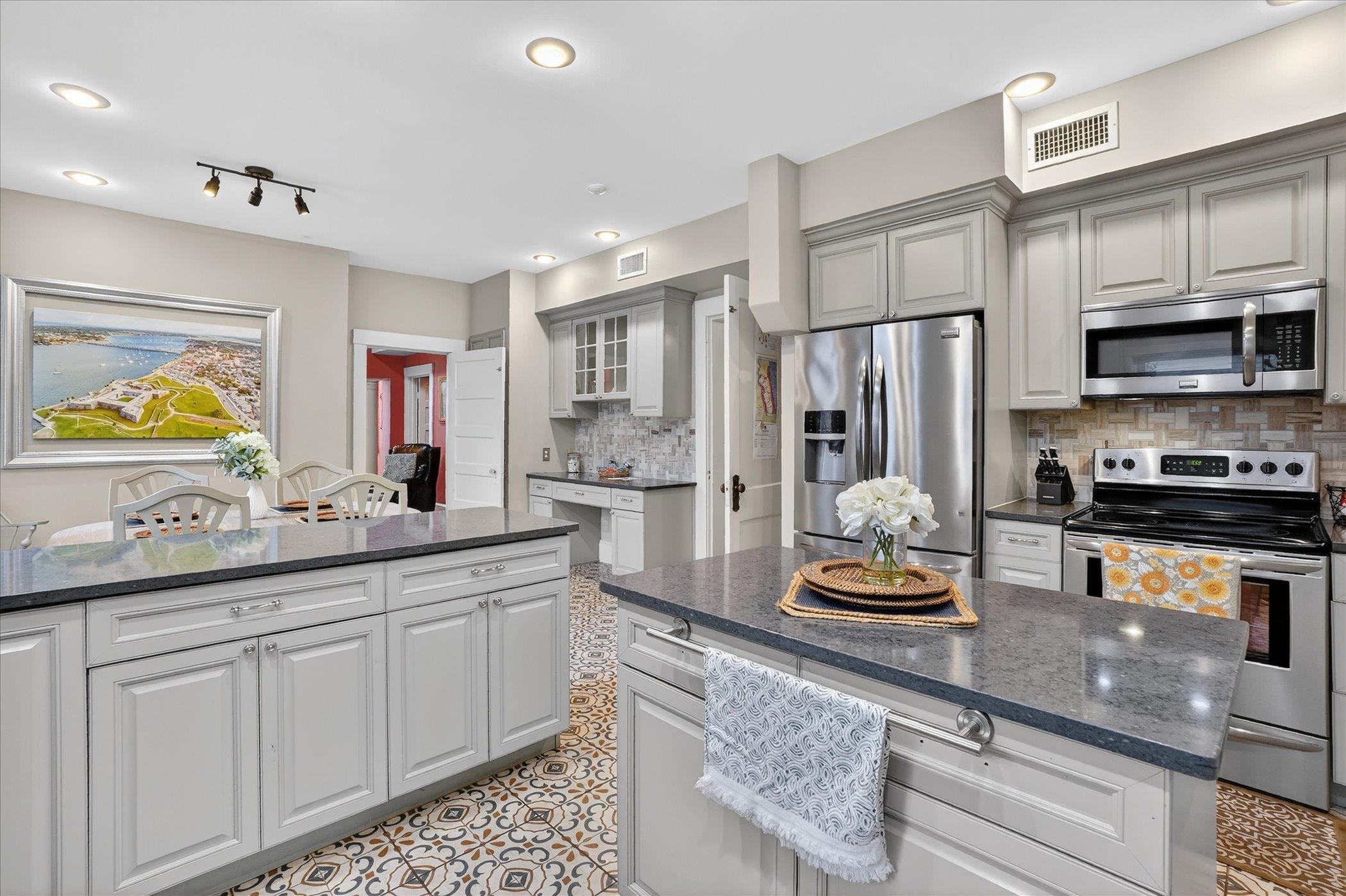 Image 35 of 86 For 16 May St  