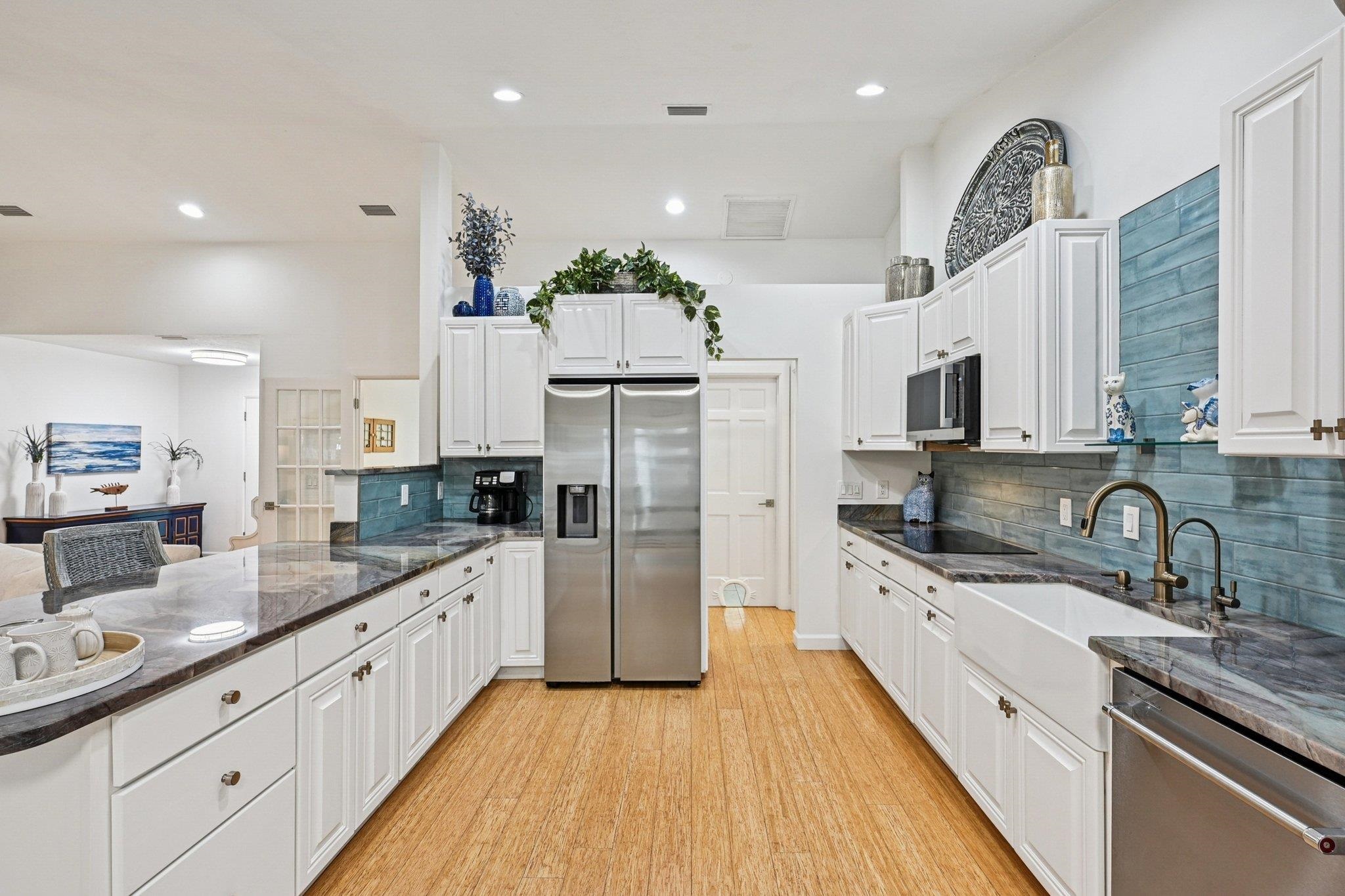 Image 16 of 68 For 6364 Putnam St