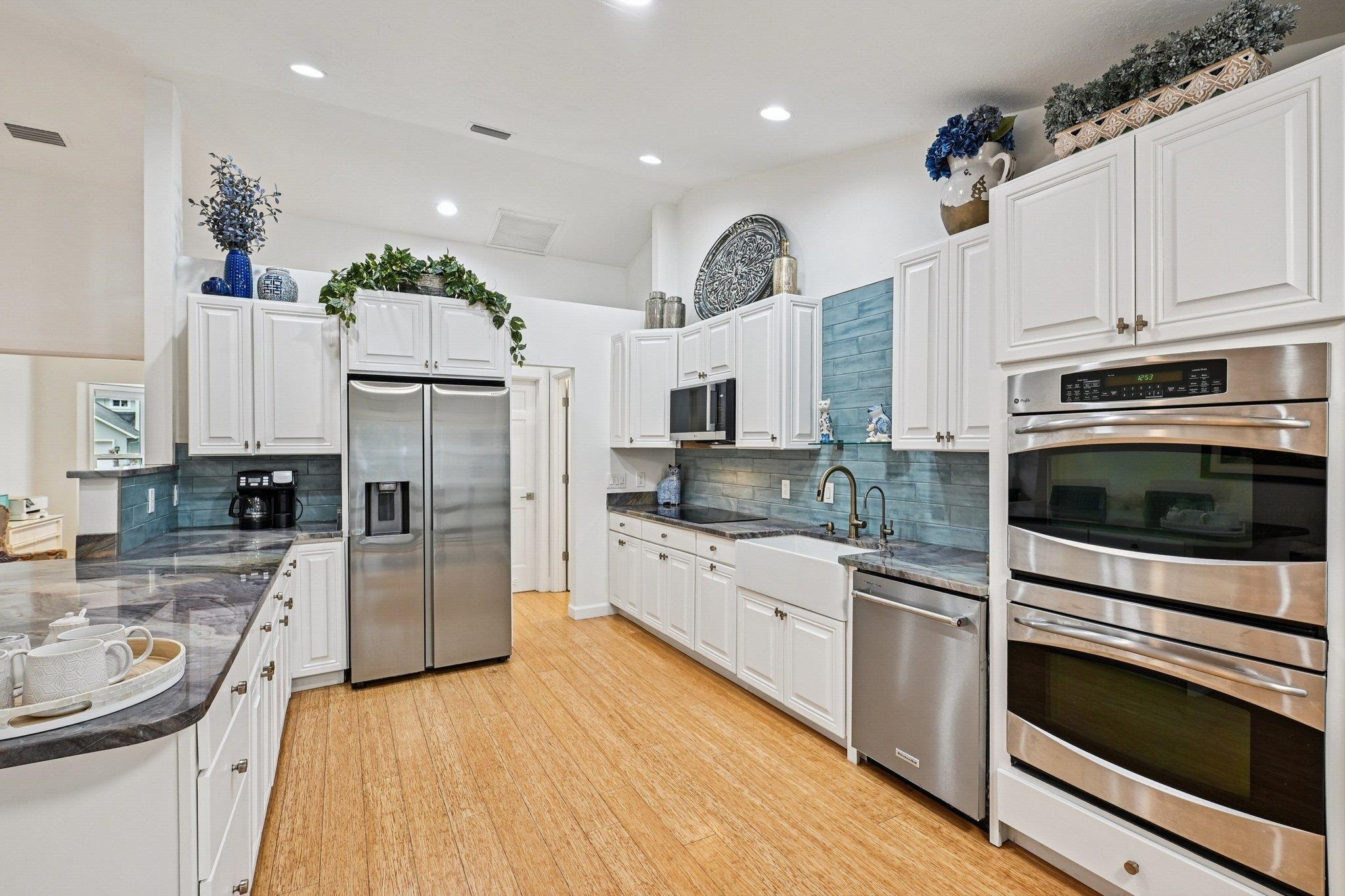 Image 17 of 68 For 6364 Putnam St