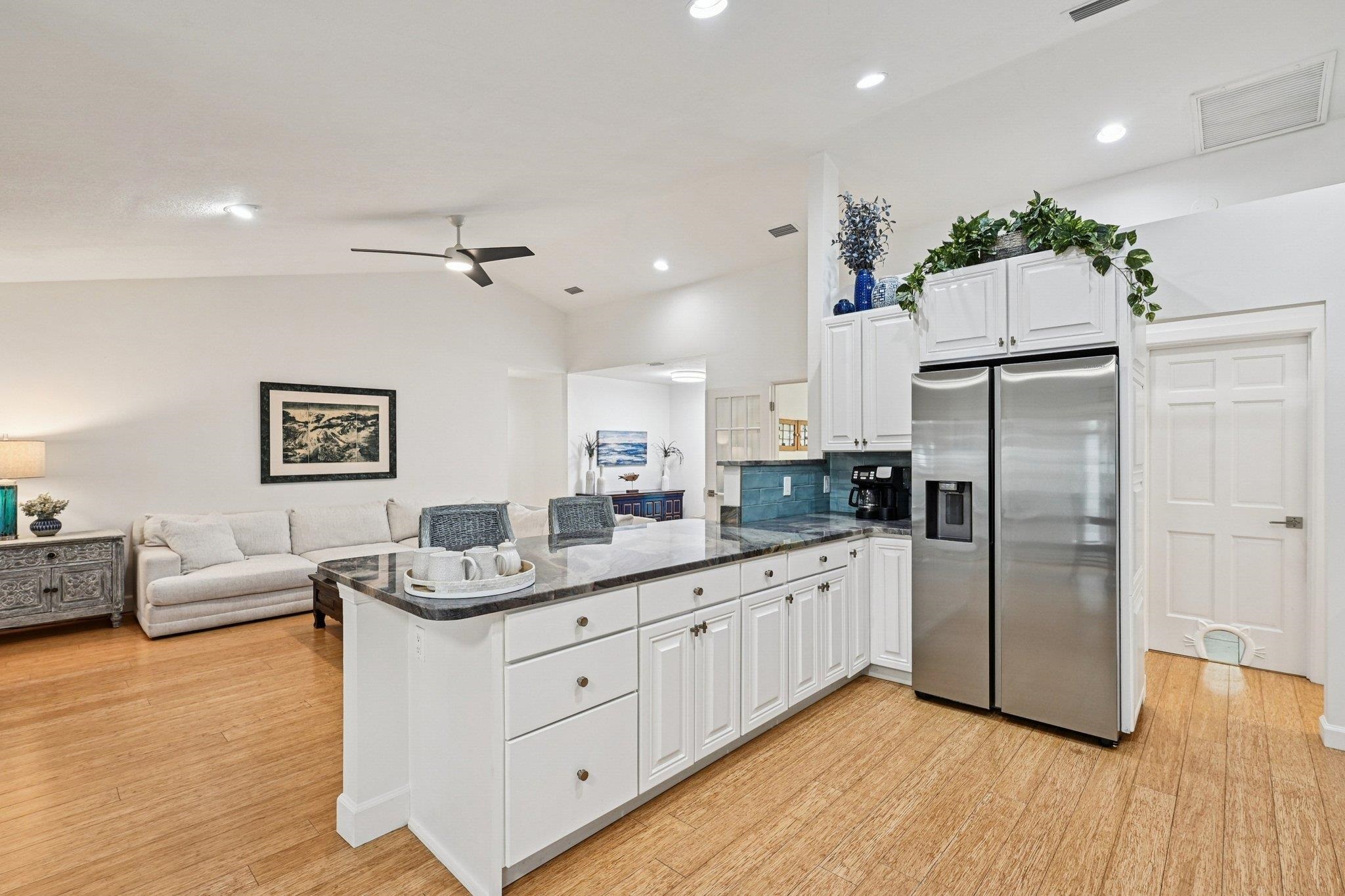 Image 18 of 68 For 6364 Putnam St