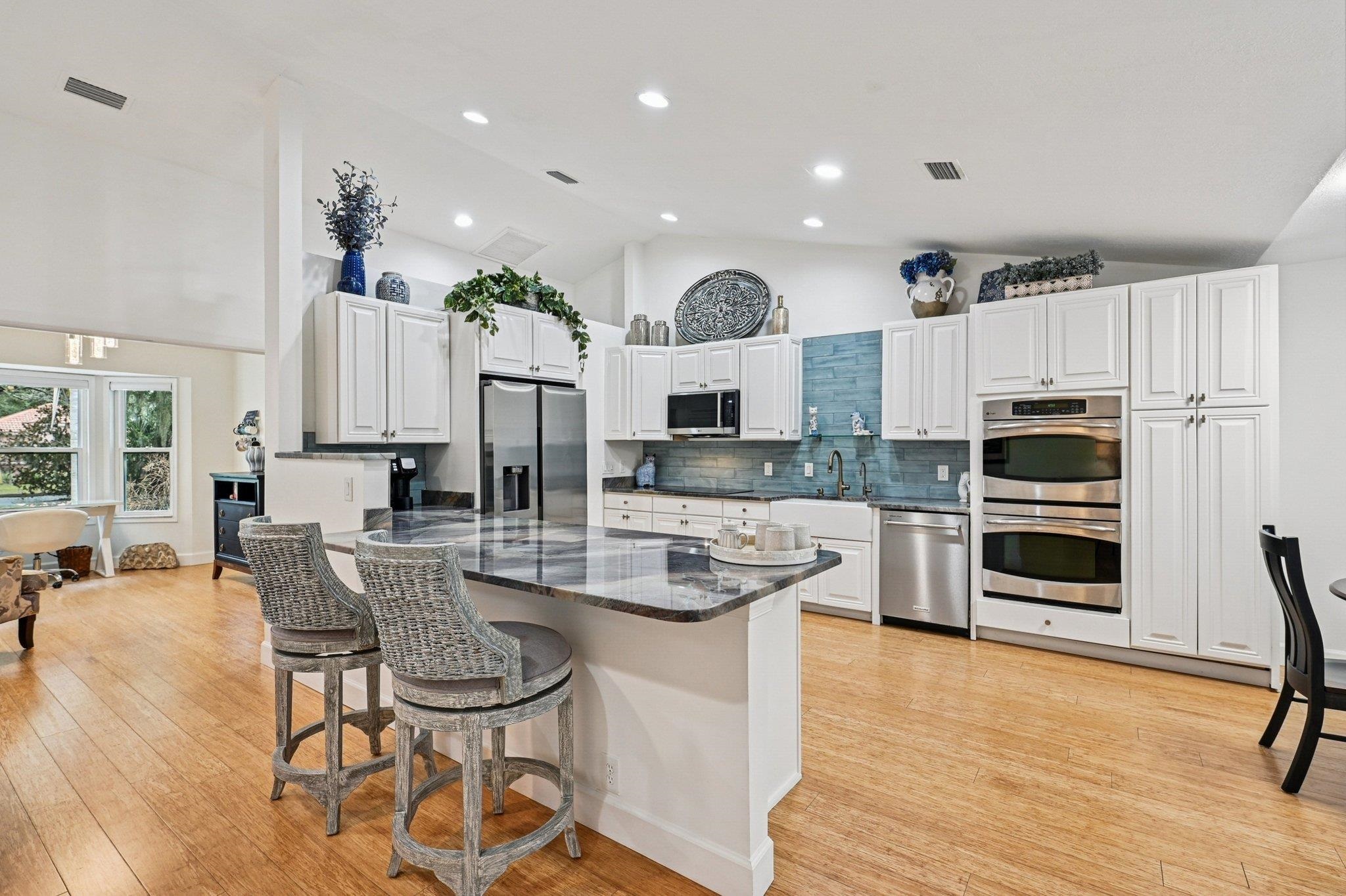 Image 19 of 68 For 6364 Putnam St