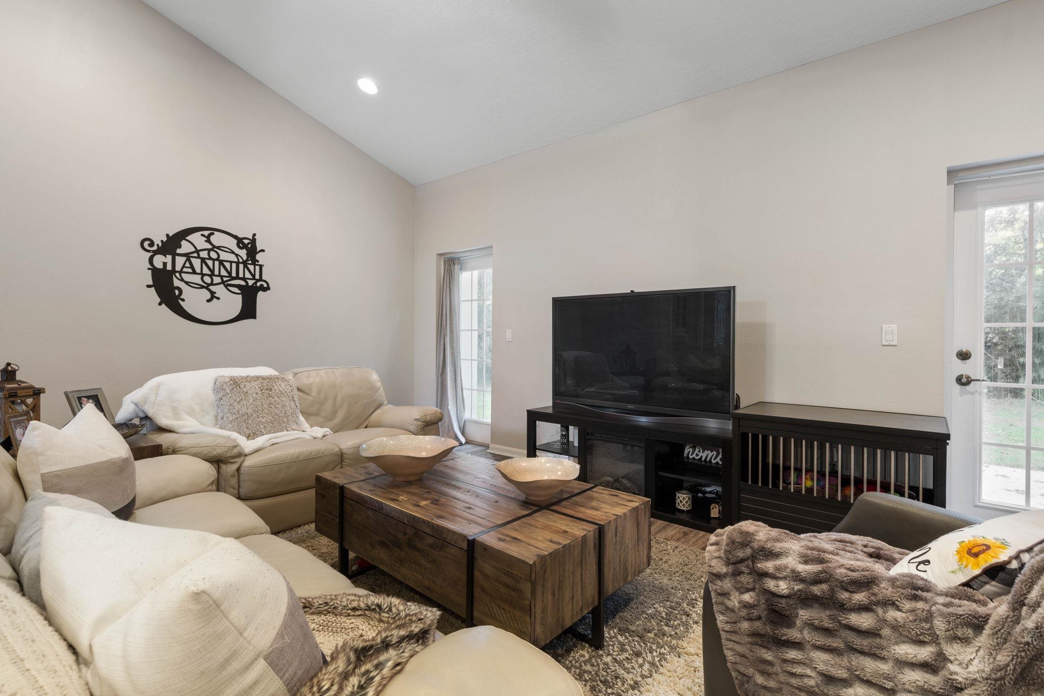 Image 9 of 54 For 21 Whitehall Ct