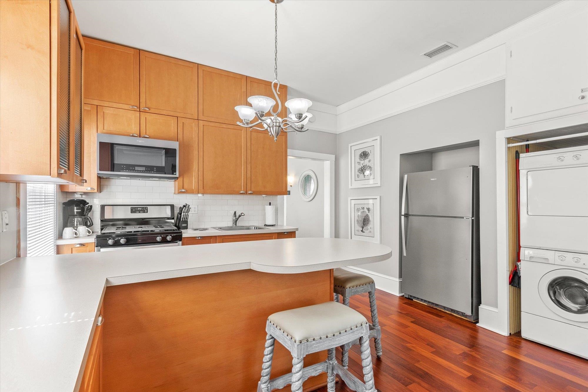 Image 17 of 37 For 54 Grove Avenue