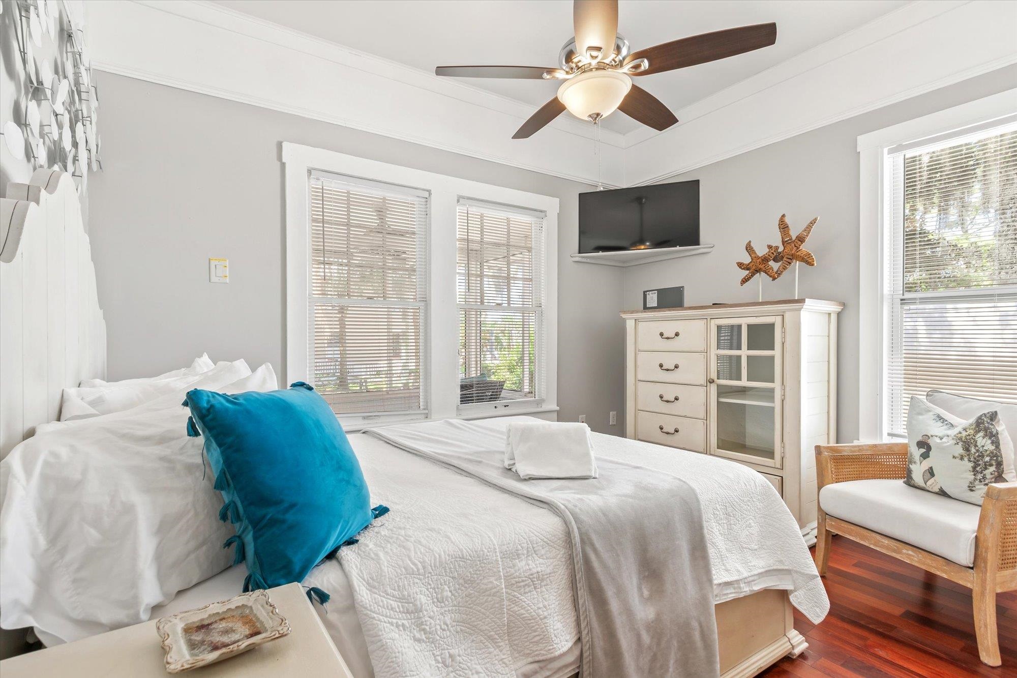 Image 22 of 37 For 54 Grove Avenue