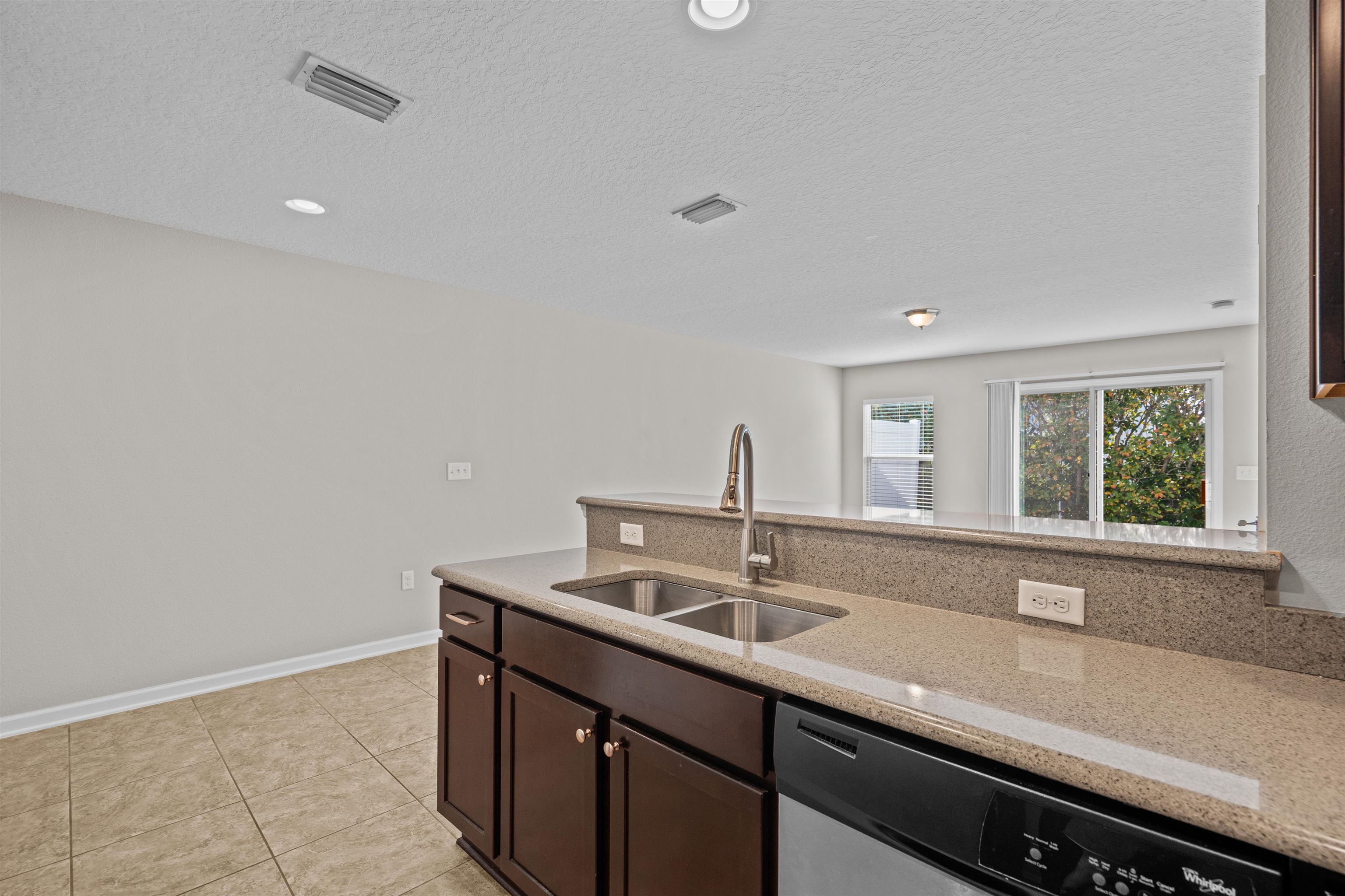 Image 5 of 35 For 24 Islander Ct