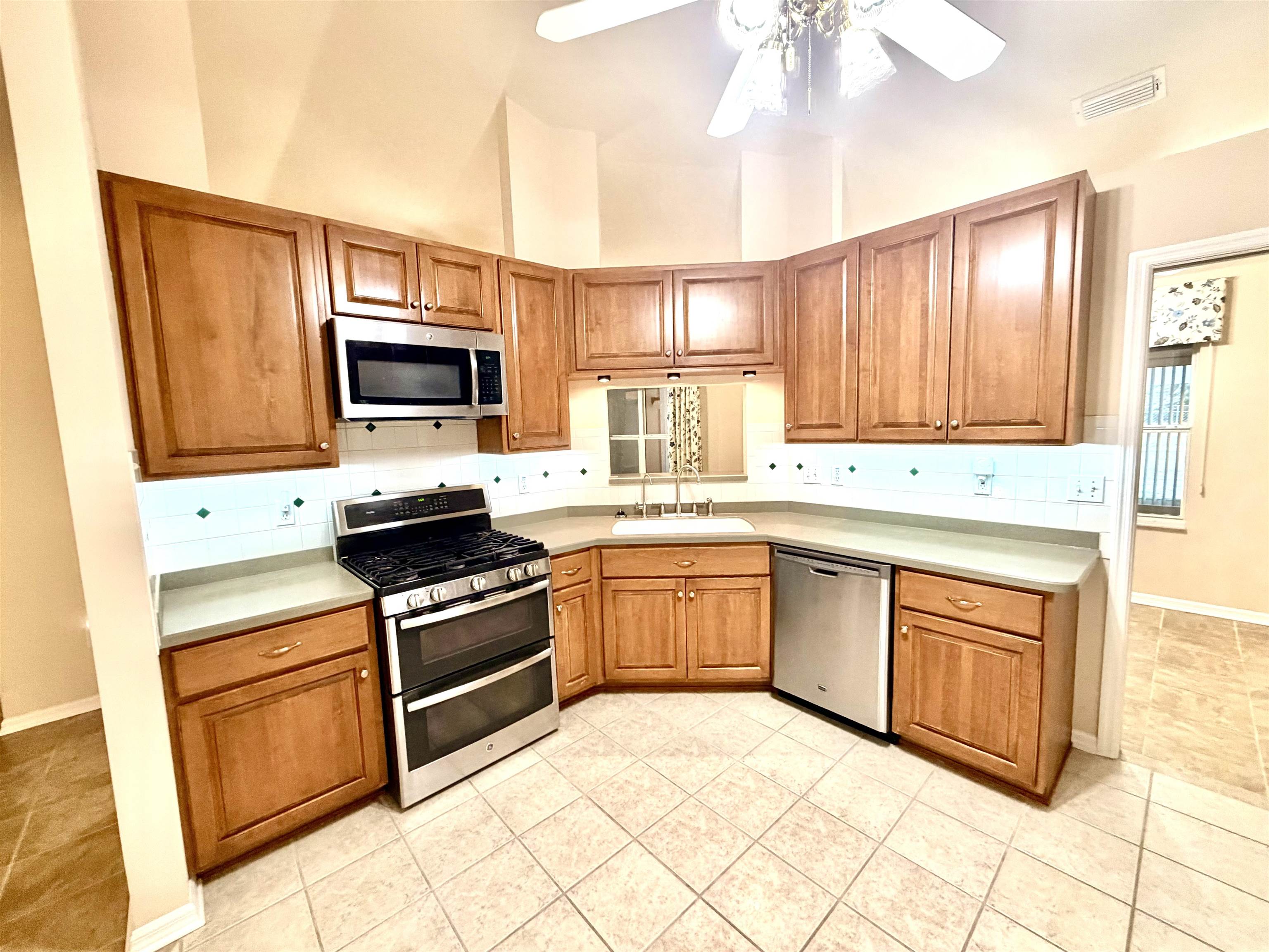 Image 19 of 57 For 147 Confederate Point Rd