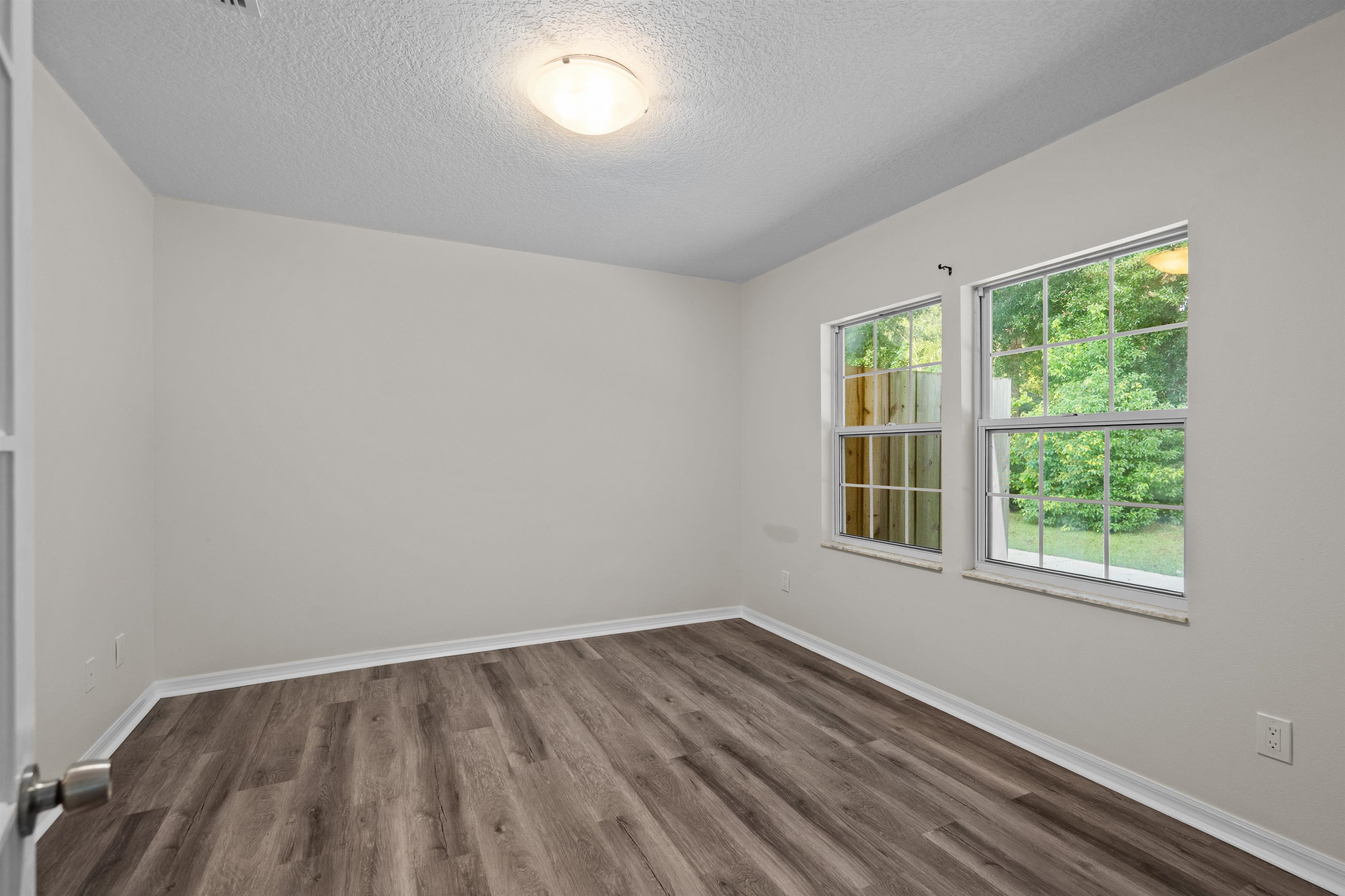 Image 20 of 31 For 3508 Kings Rd S