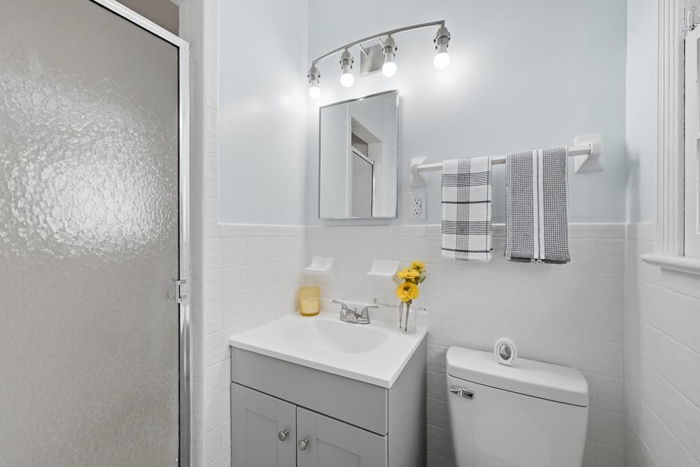 Image 18 of 42 For 680 46th St W