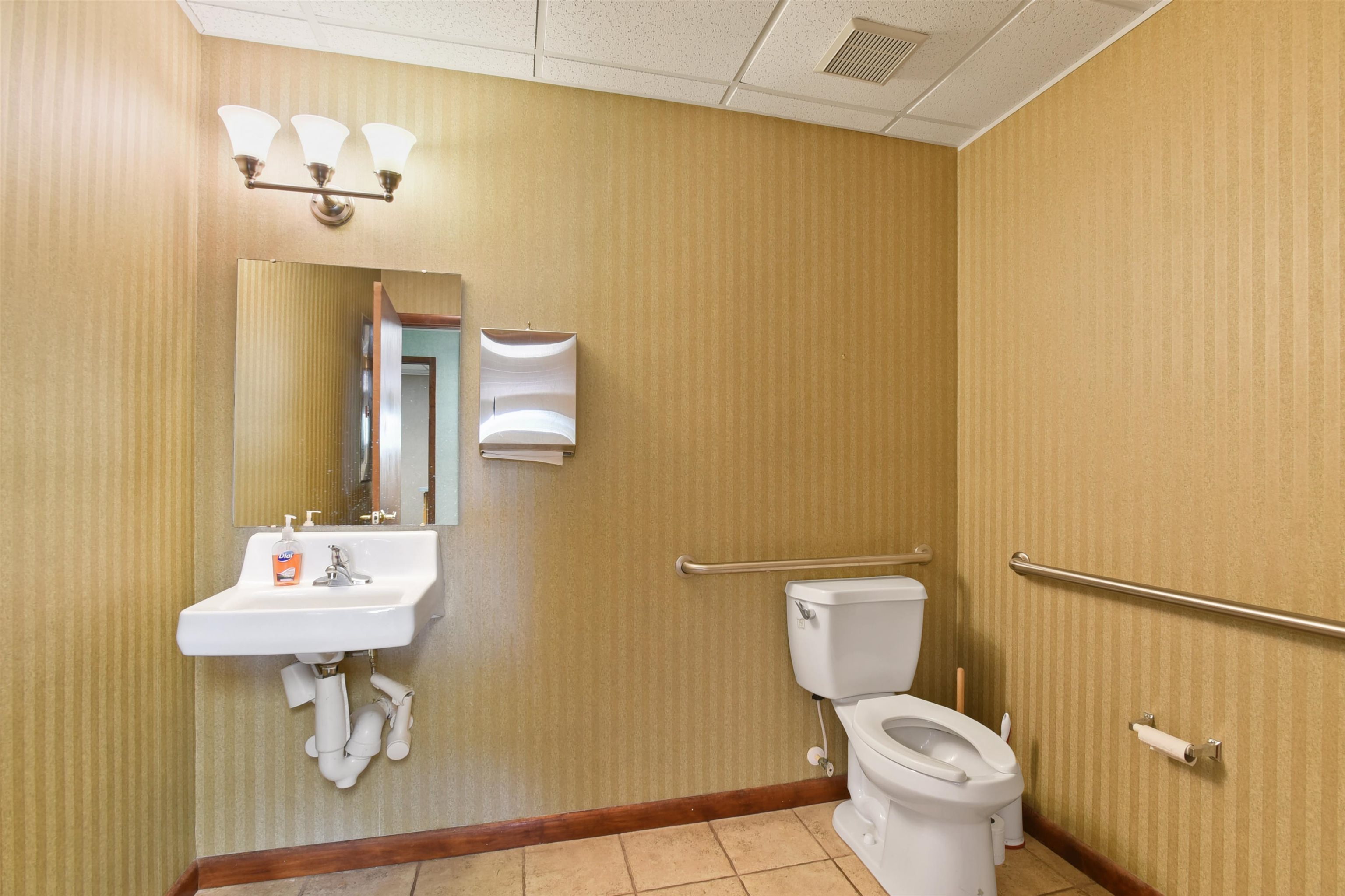 Image 14 of 27 For 953 Lane Ave S