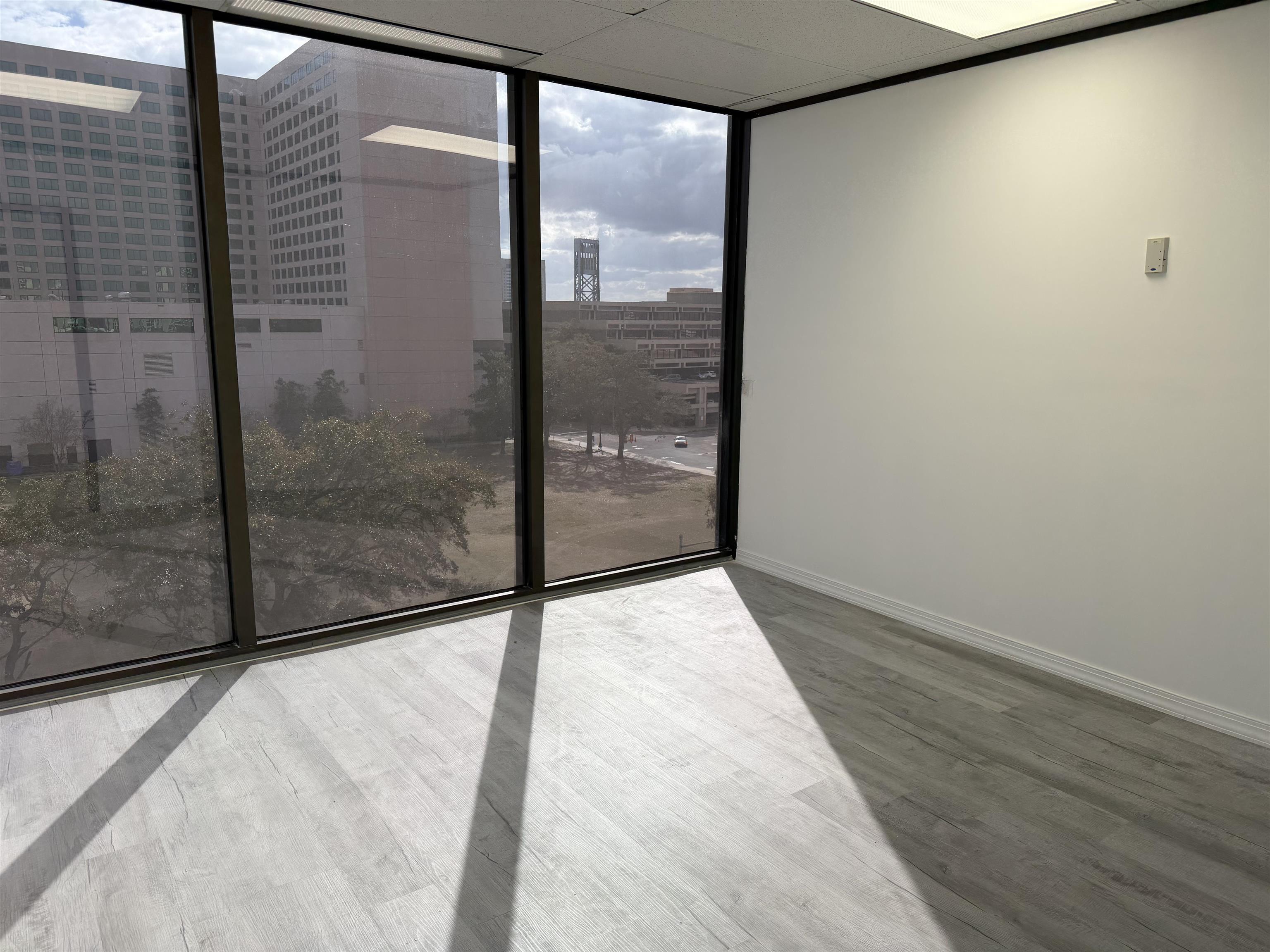 Image 4 of 12 For 233 Bay St E 606