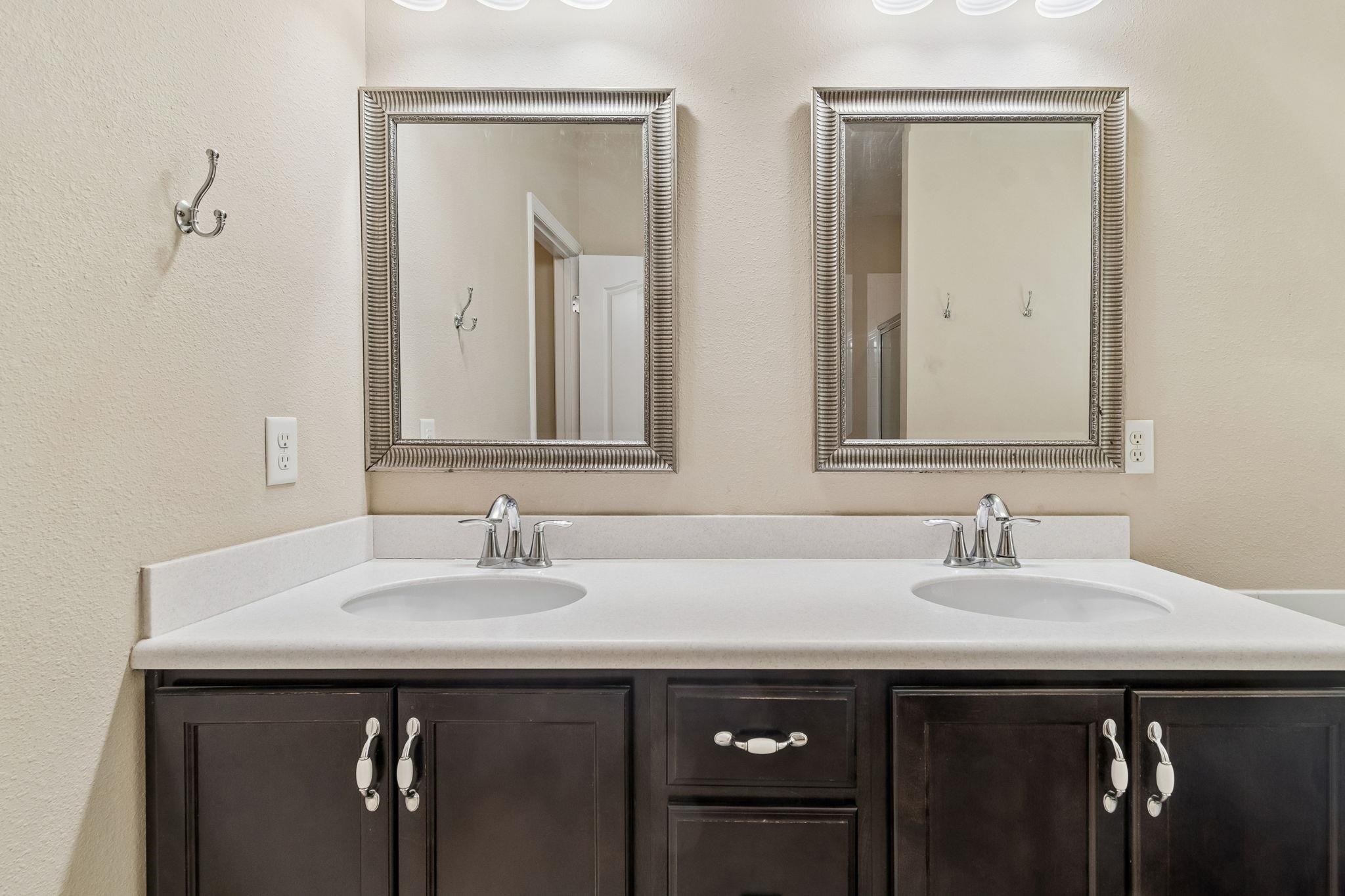 Image 18 of 54 For 206 Mission Cove Cir