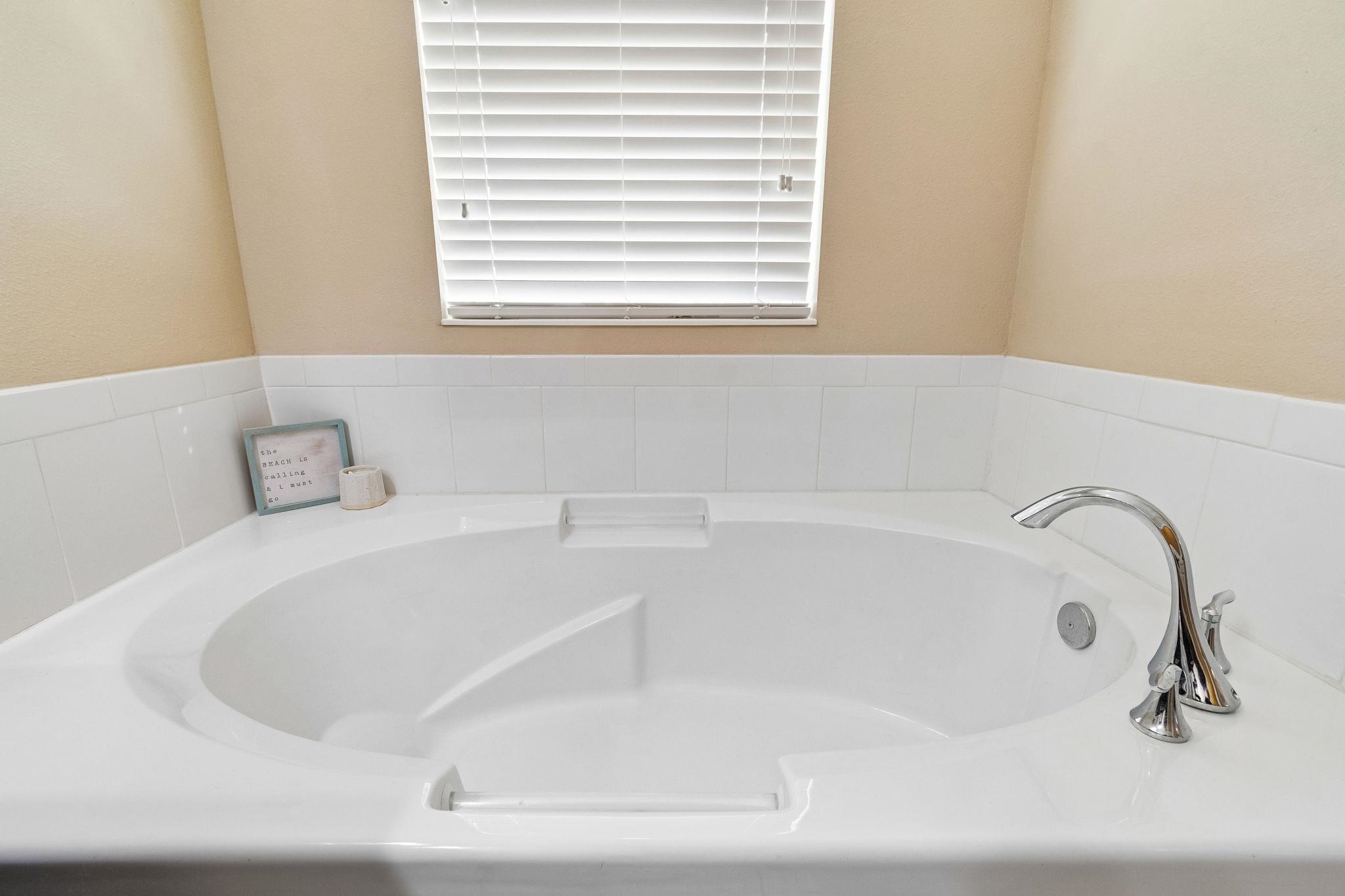 Image 21 of 54 For 206 Mission Cove Cir