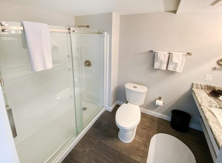 Image 10 of 58 For 215 Woodland Blvd. S