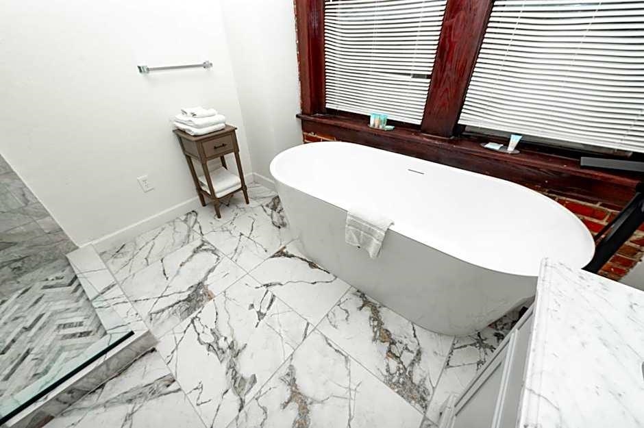 Image 14 of 58 For 215 Woodland Blvd. S