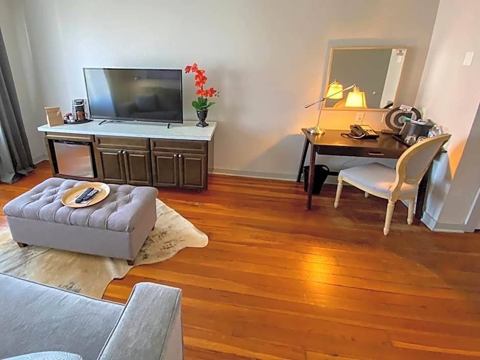 Image 16 of 58 For 215 Woodland Blvd. S